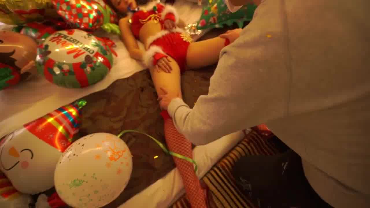  『果哥』出品 今年圣诞礼物一开居然是为极品嫩模 的剧照5