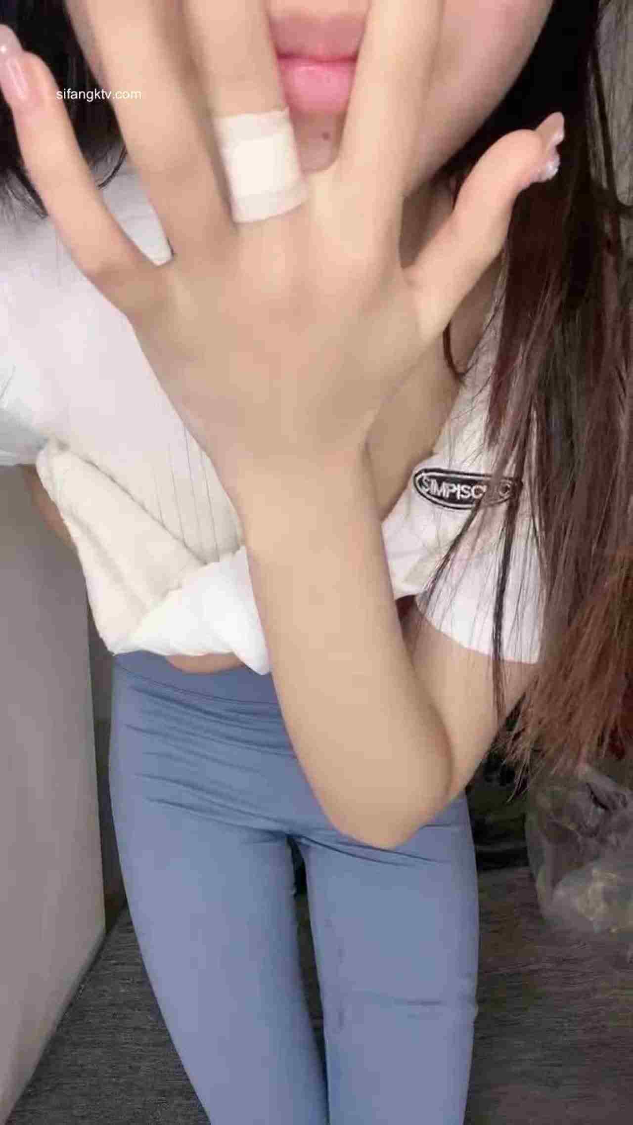  顶级身材女主播喷水福利都有 叫你们赶快去充值阿 的剧照2