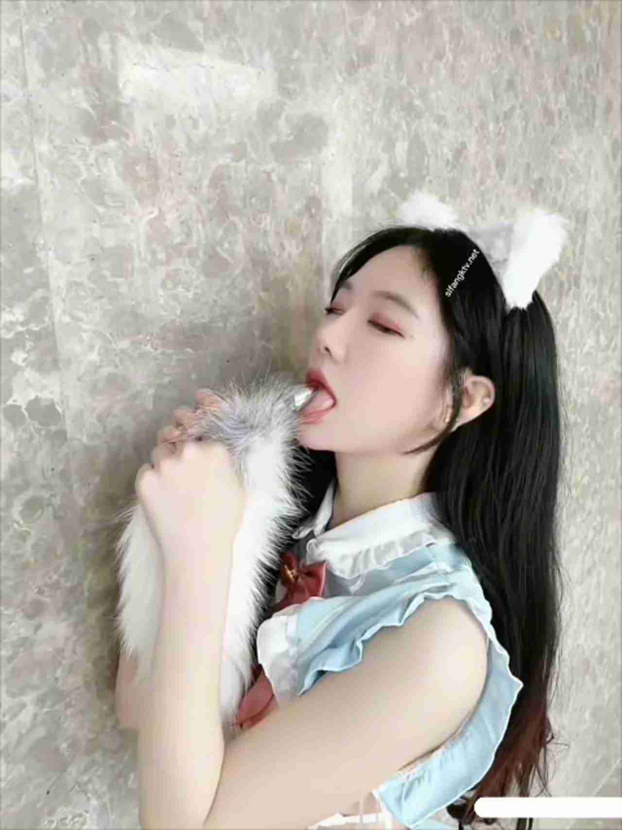  高颜值好身材长发超短裙自插肛塞 的剧照5