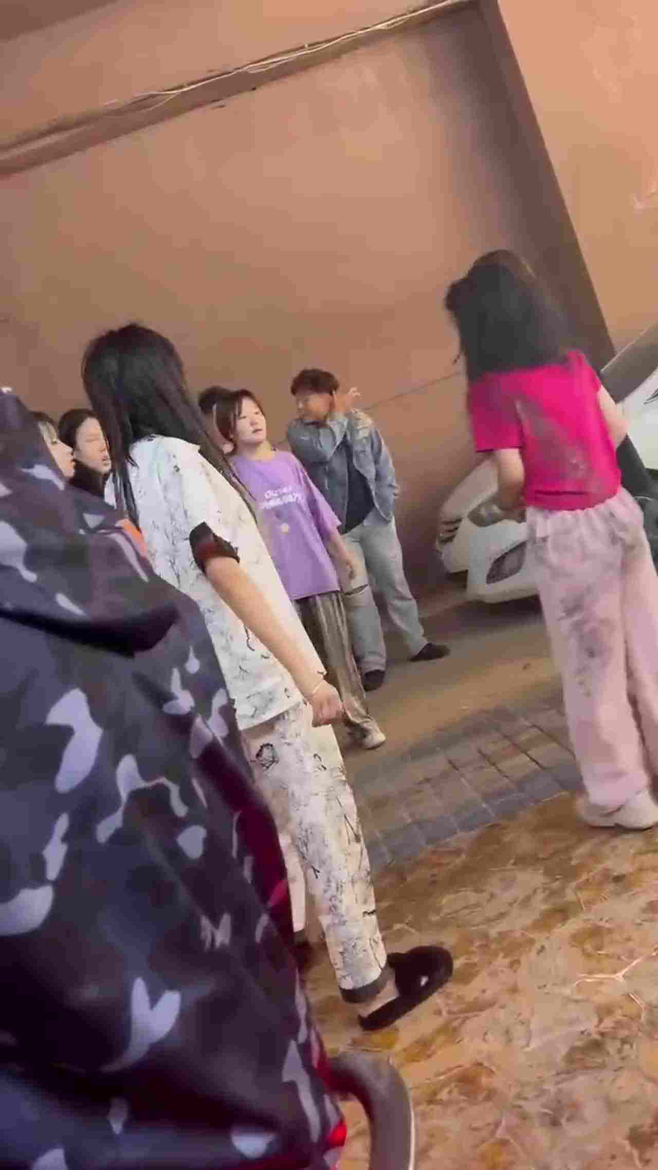  【颜值精神小妹反目成仇现场】有约精神小妹前男友的，还有背后说自己闺蜜是卖逼的，千万别惹纹身妹 的剧照5