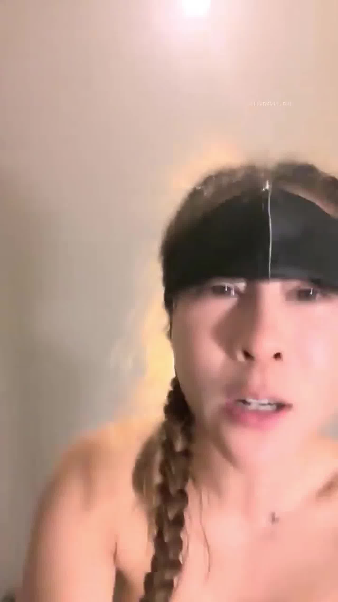  喷水女王3P两根巨屌‘大的果然插的爽’前后夹击双洞起来，多姿势猛插‘不行了我喷了好多次都干了’ 的剧照8