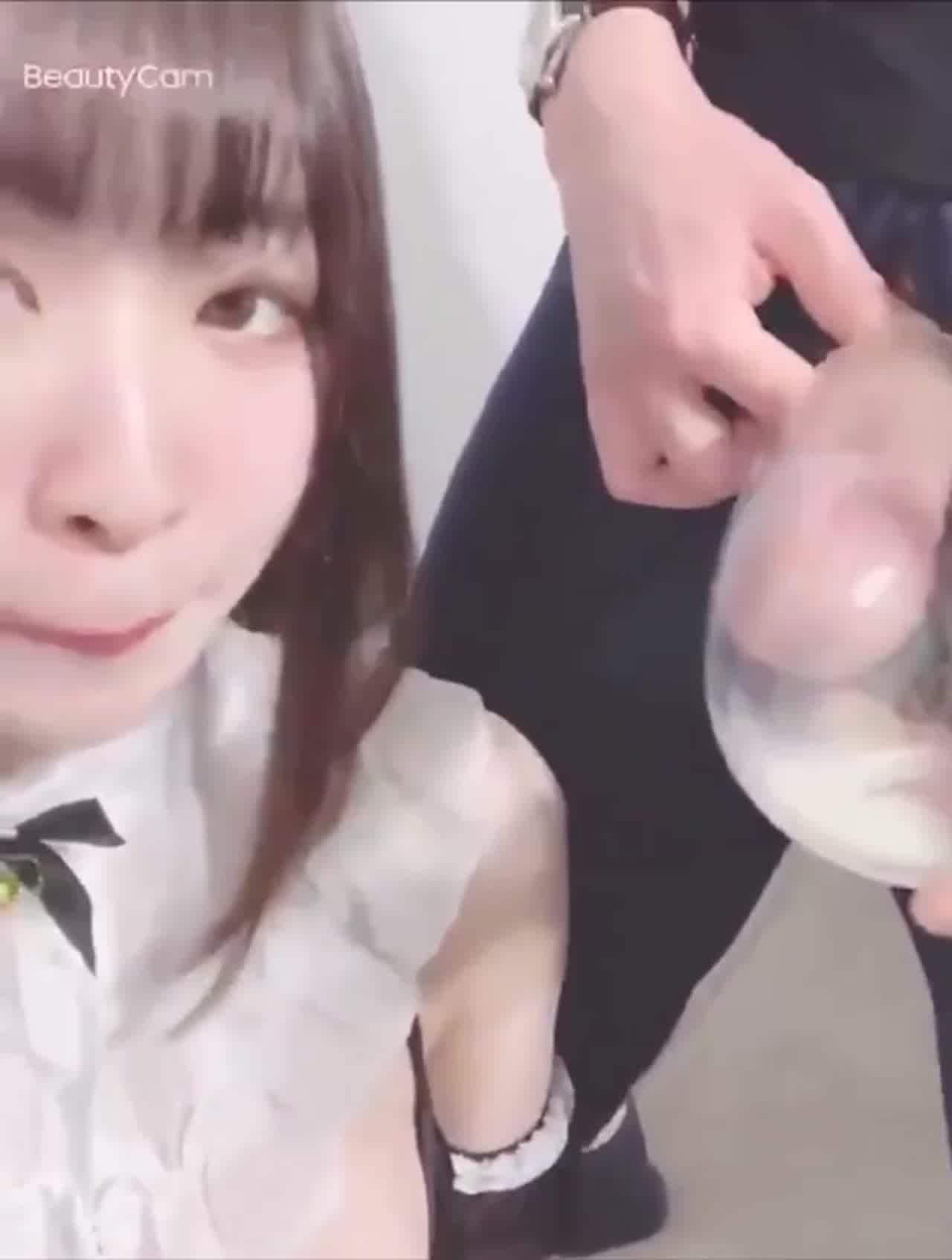  射在酒杯里给短发女朴饮精 的剧照9