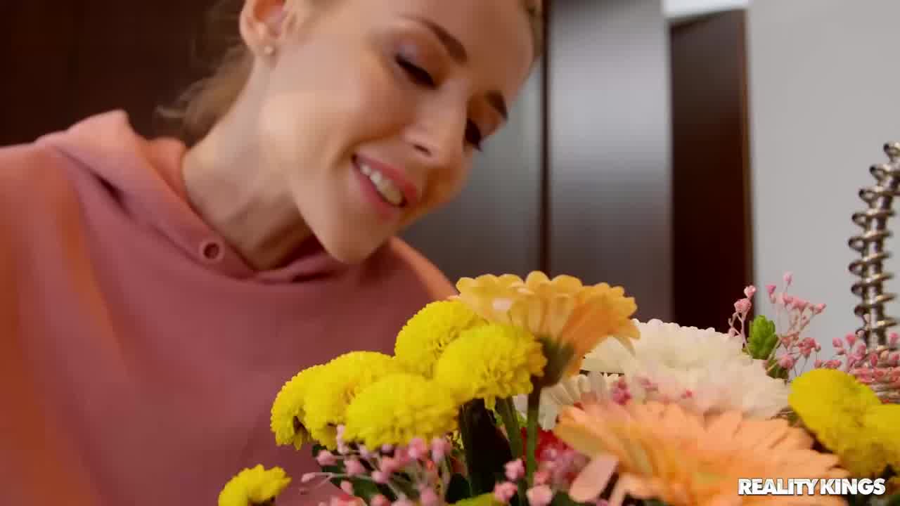  乌克兰极品女神西比尔厨房性爱 的剧照4