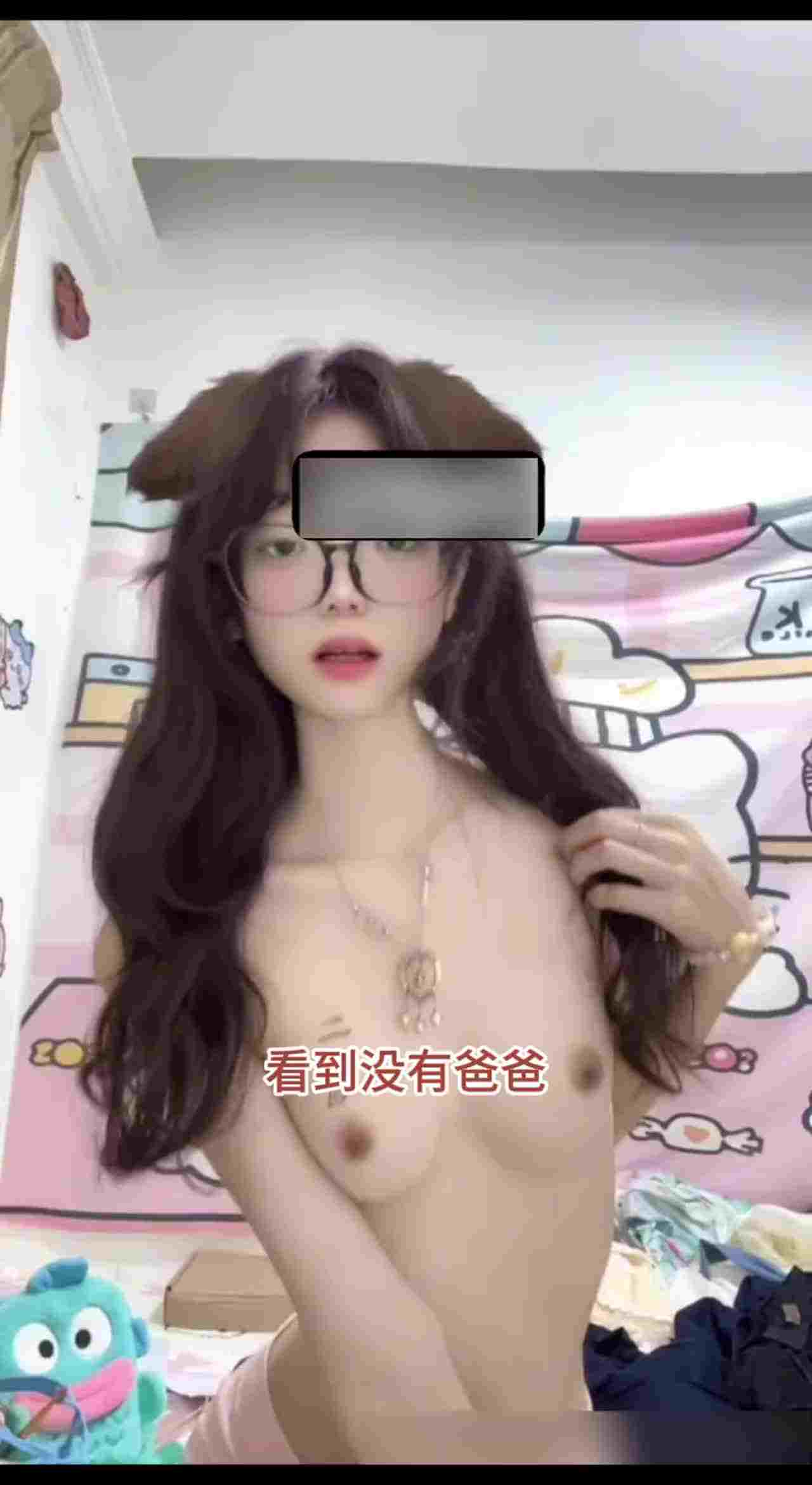  【职中最清纯的妹子】第一次拍自慰视频，看的出来很生疏，妈妈在外面工作，自己在房间小声的偷偷自慰 的剧照6