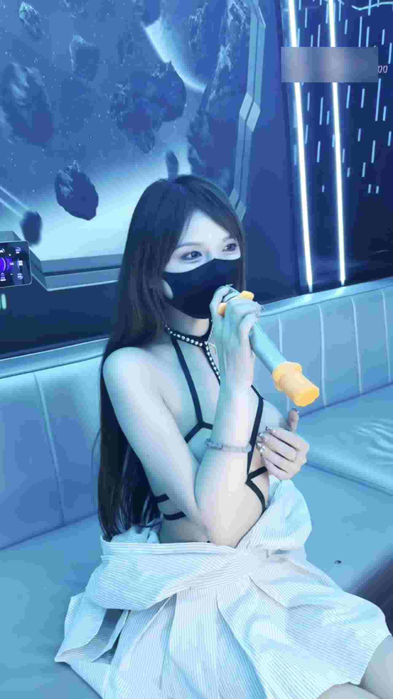  ktv太热脱掉衣服露乳唱歌 的剧照1