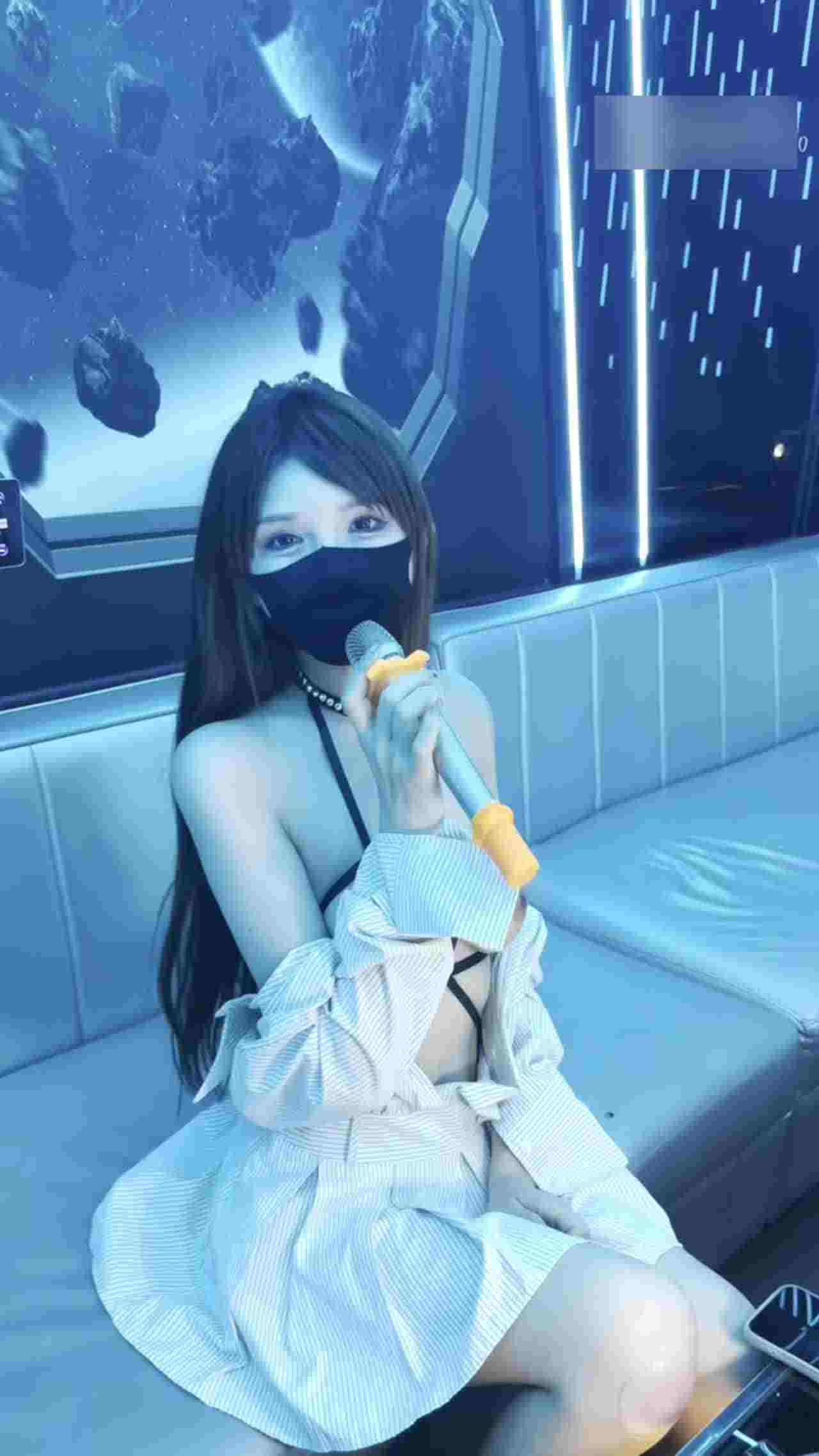  ktv太热脱掉衣服露乳唱歌 的剧照3