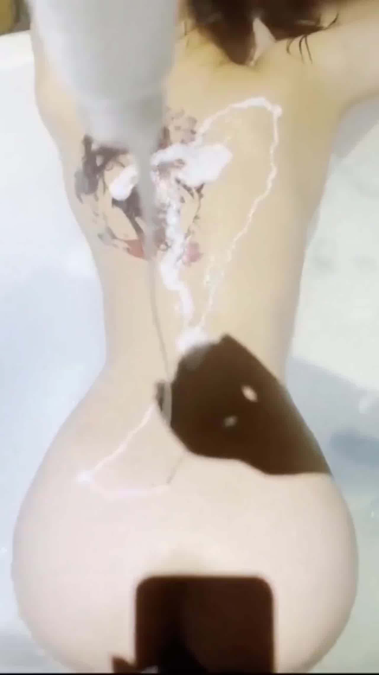  浴缸里面水戏母狗 的剧照3