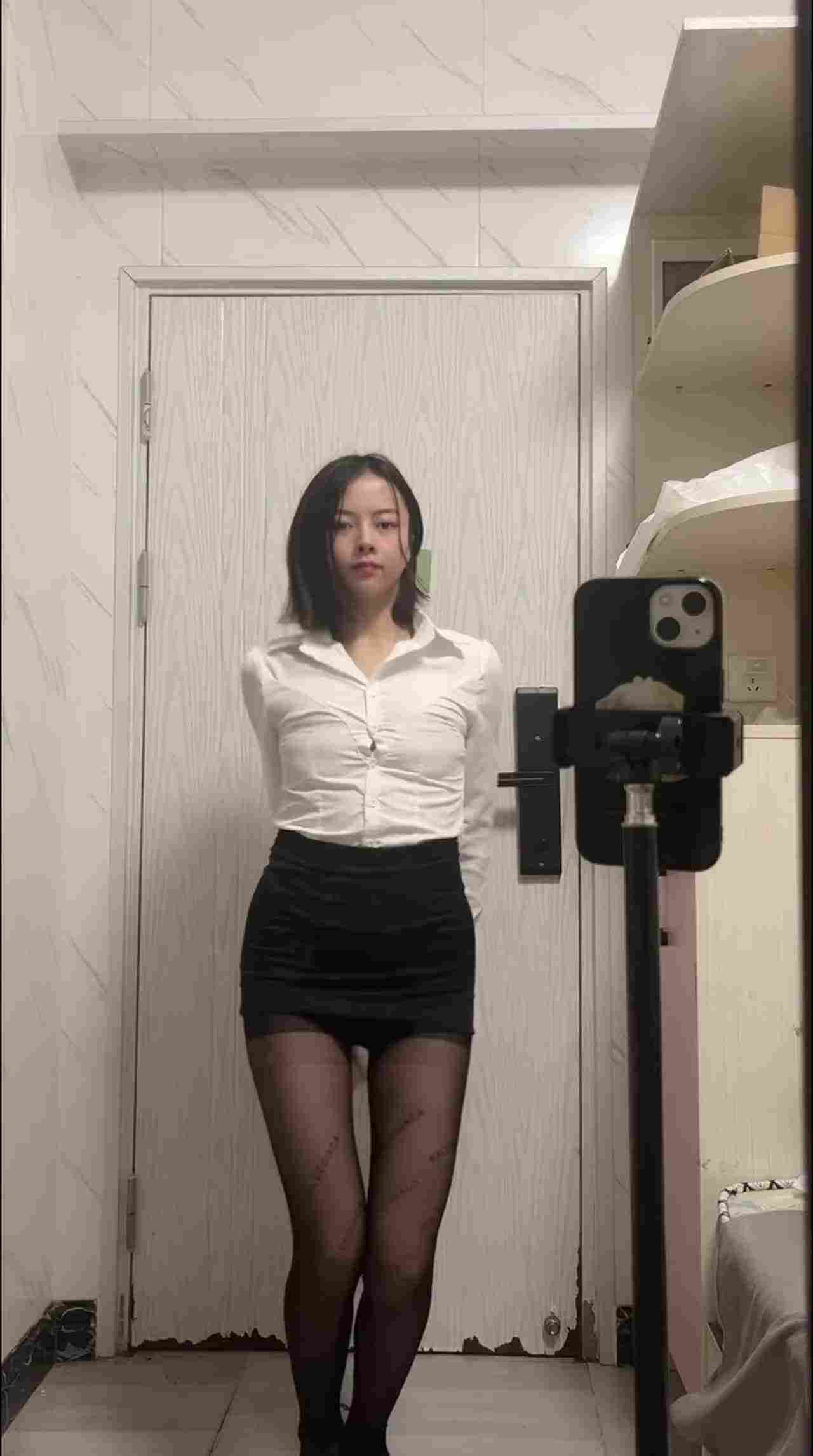  露脸高价制服定制小西西 的剧照9