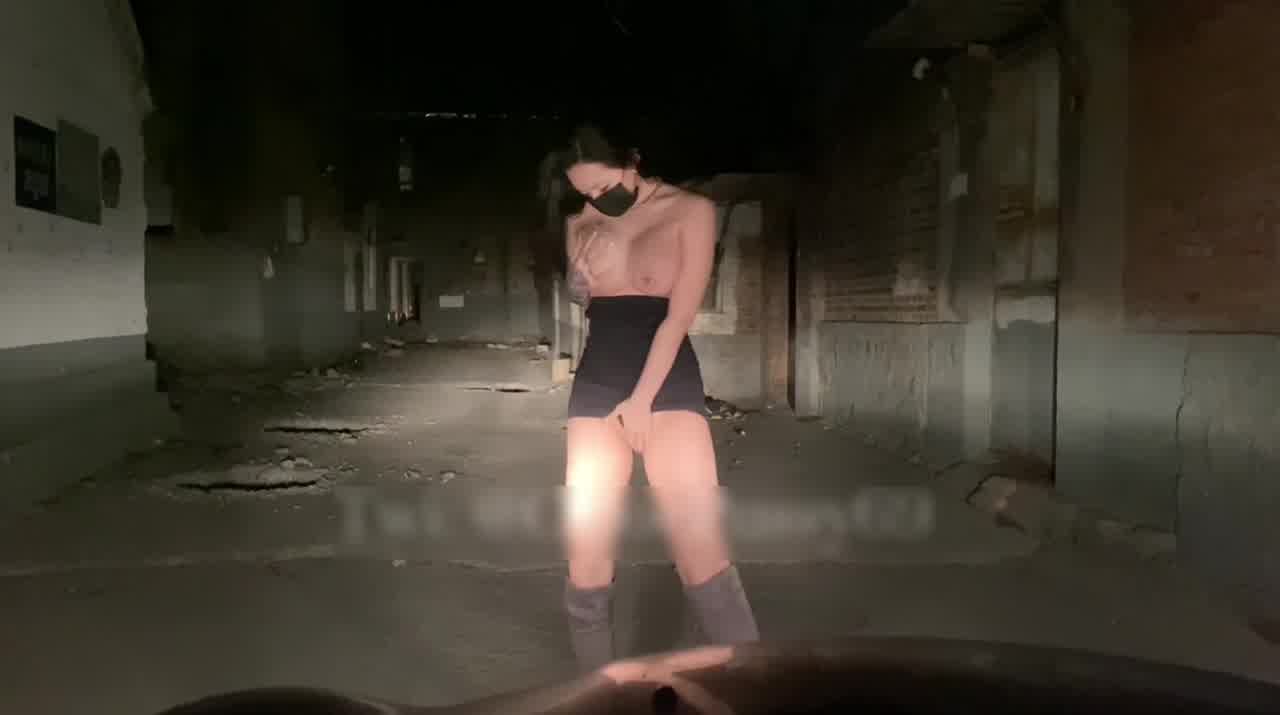  深夜小村路上露出 的剧照2