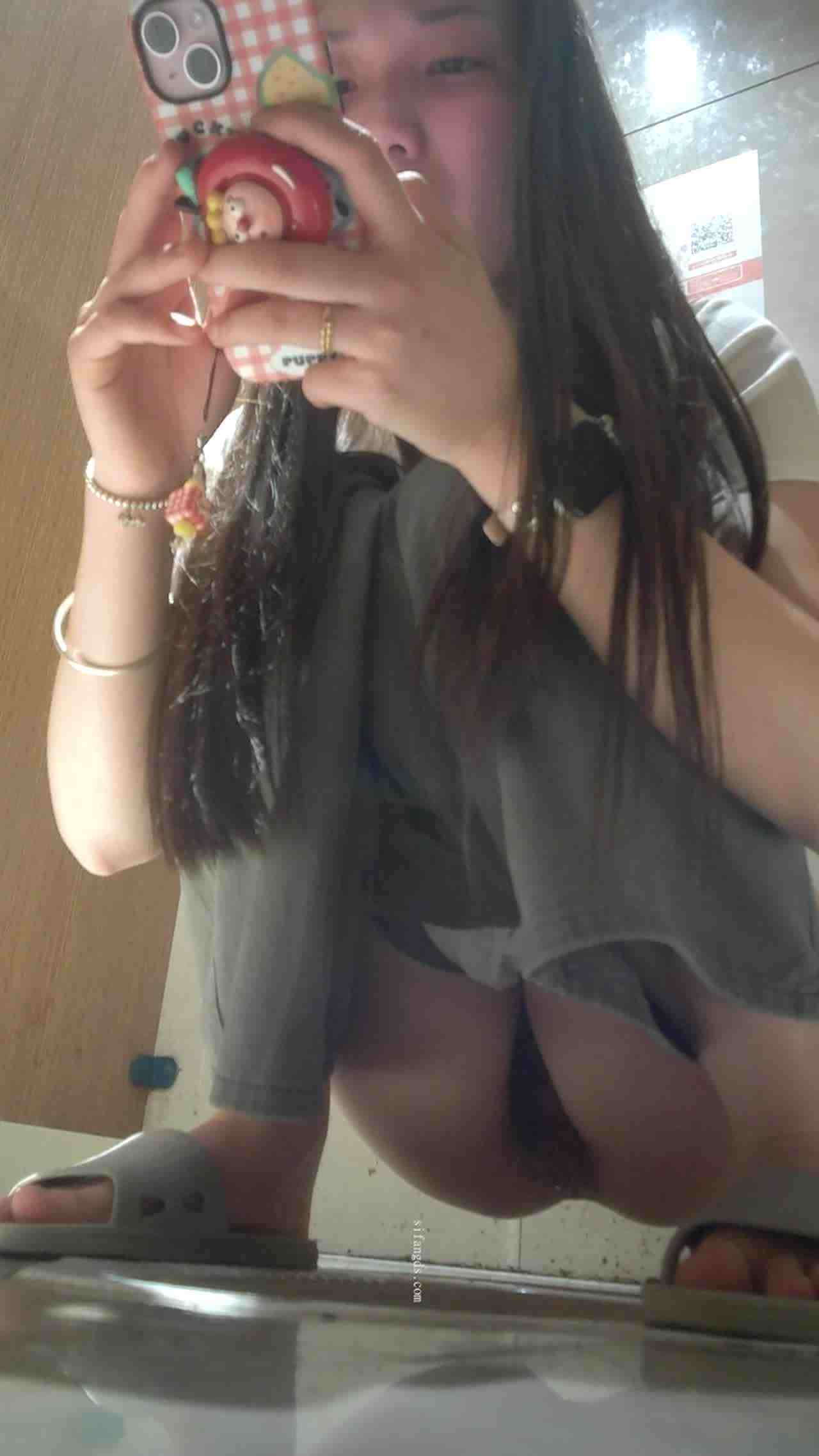  厕所偷拍小姐姐还在划手机 的剧照10