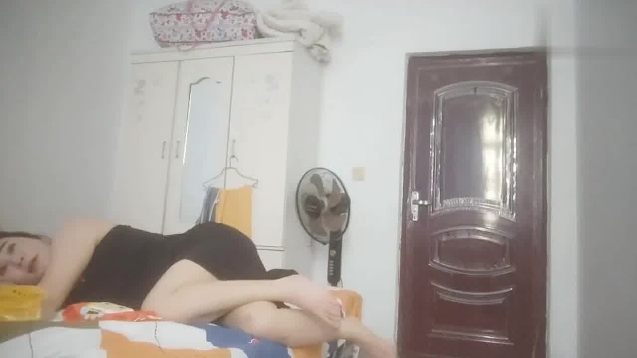  【城中村的爱情故事】三个大神独领风骚，操一次不解渴，大神放了两炮，村长竟然玩起了内射，胆子太大了 的剧照7