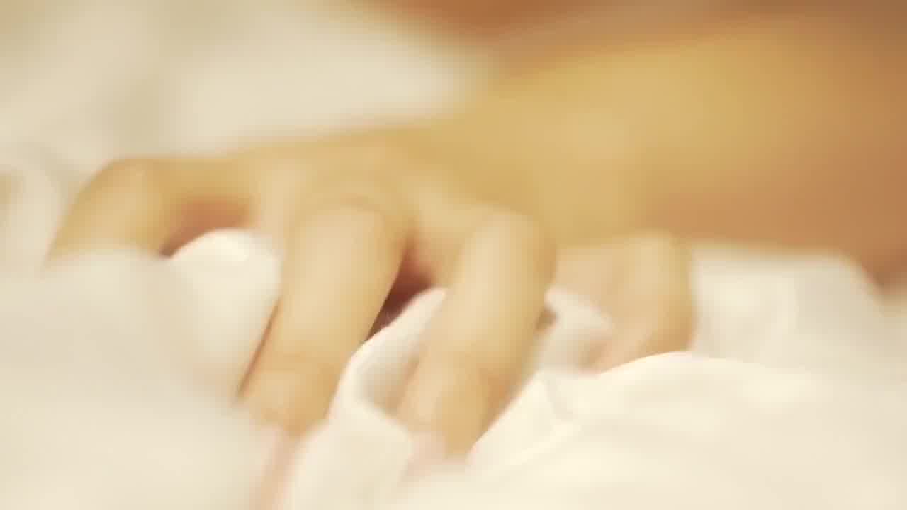  美女跟男友电话时女室友磨豆腐 的剧照9