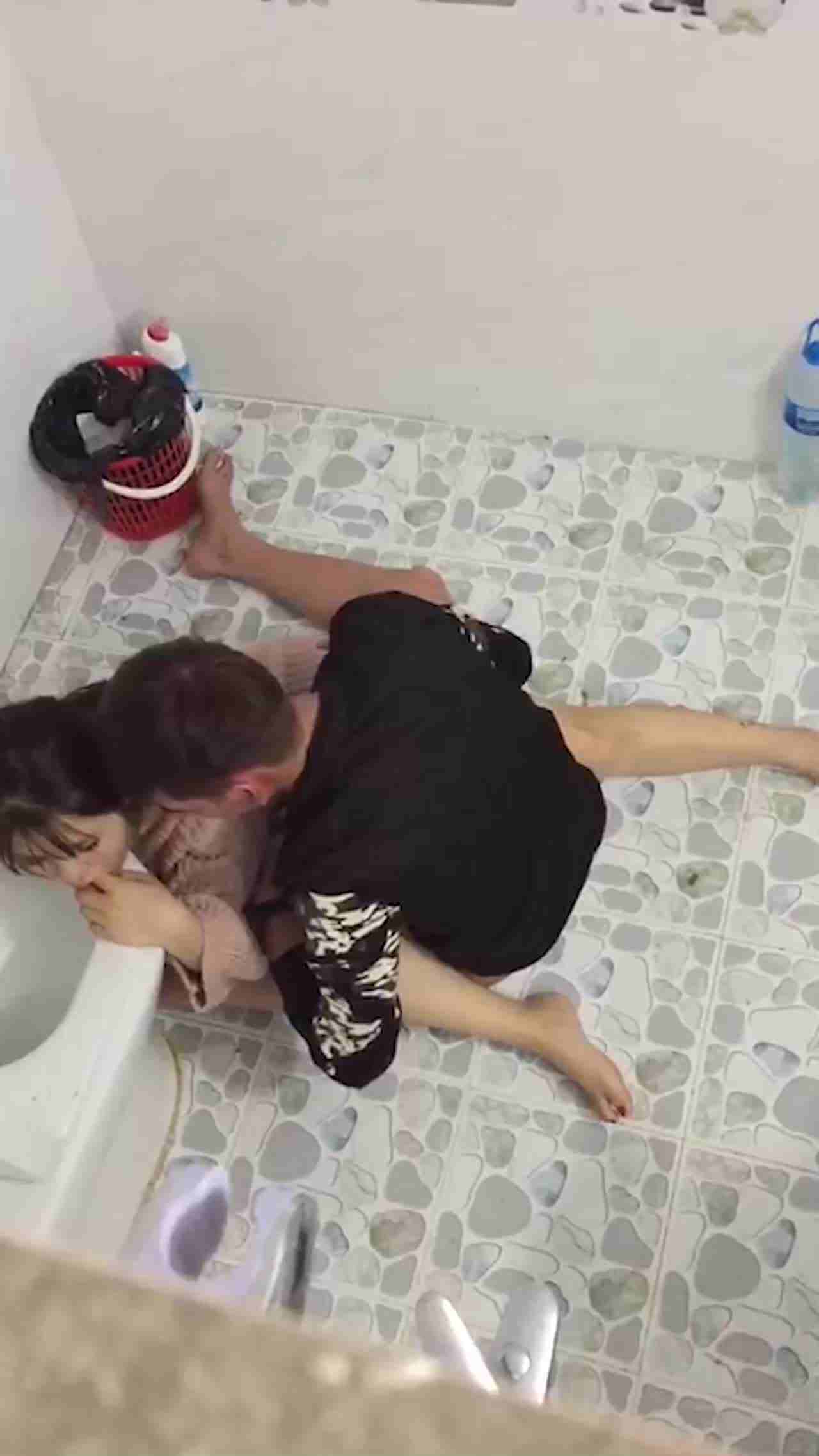  喝醉的美女趴在马桶上吐，来个捡尸的屌丝男把她内裤脱了想上她 的剧照5