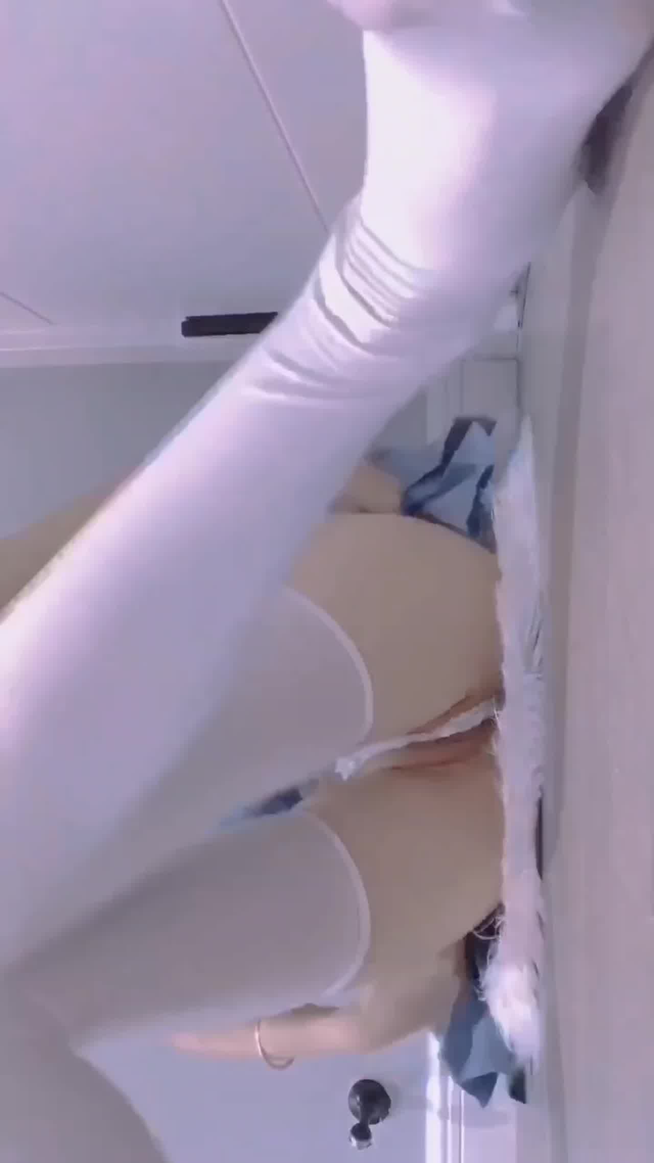  JK小短裙在家抠逼揉奶给哥哥们看 的剧照6