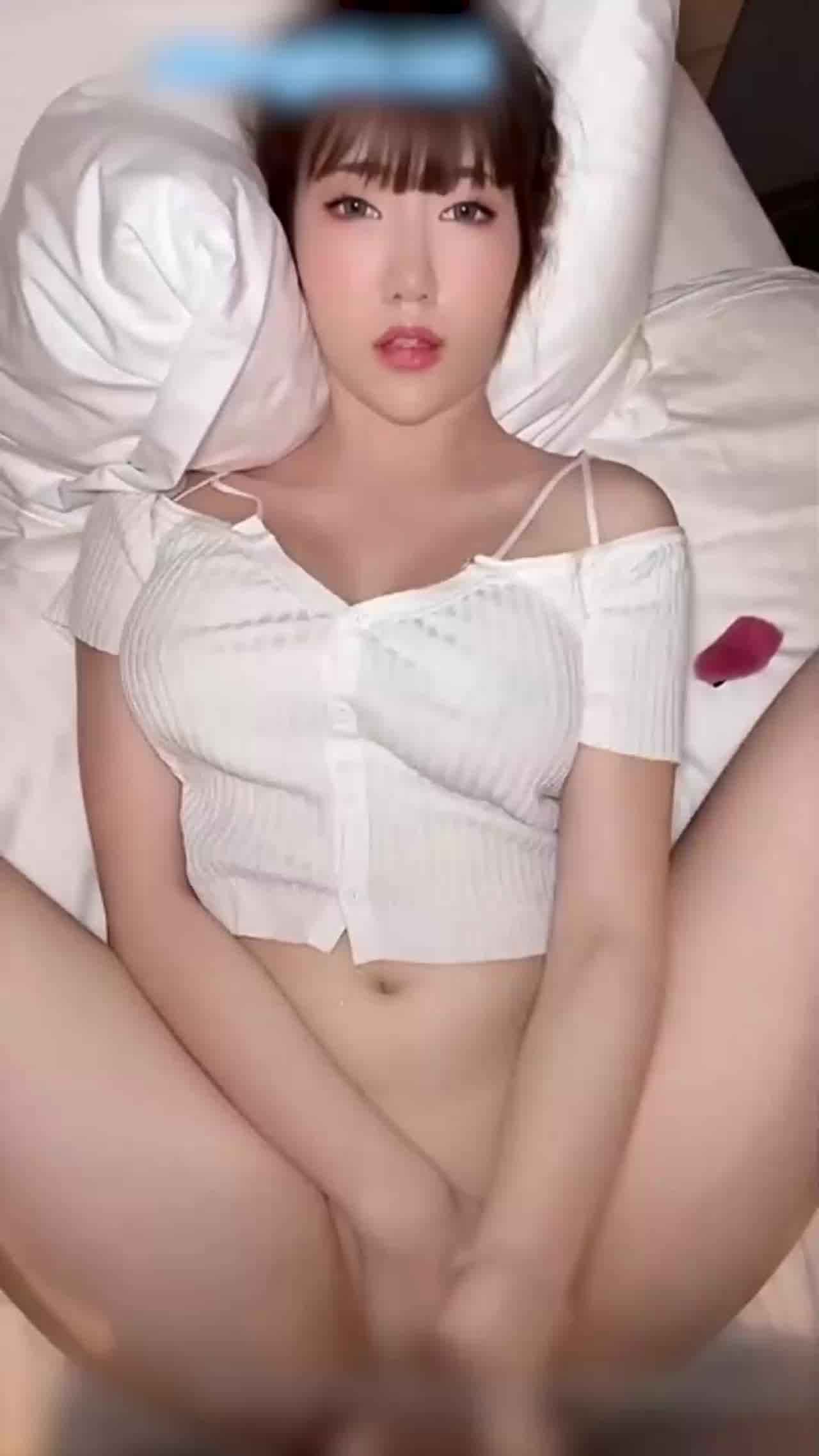  onlyfans molicos43推特美乳美女 精美私拍打手枪在放进小穴 的剧照6