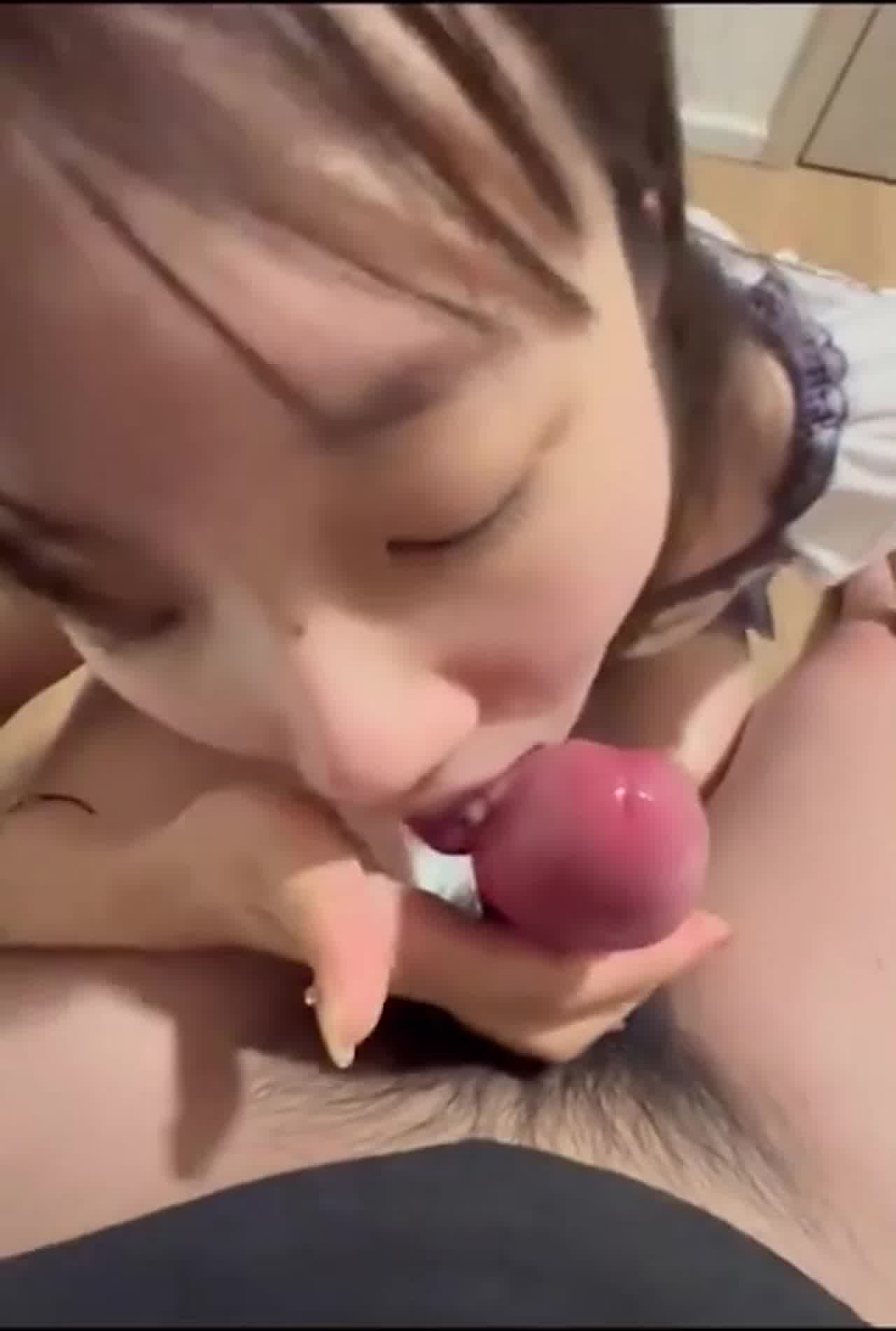  可爱眼镜妹 淫乱生活日常一天没有鸡巴不行啊! 的剧照3