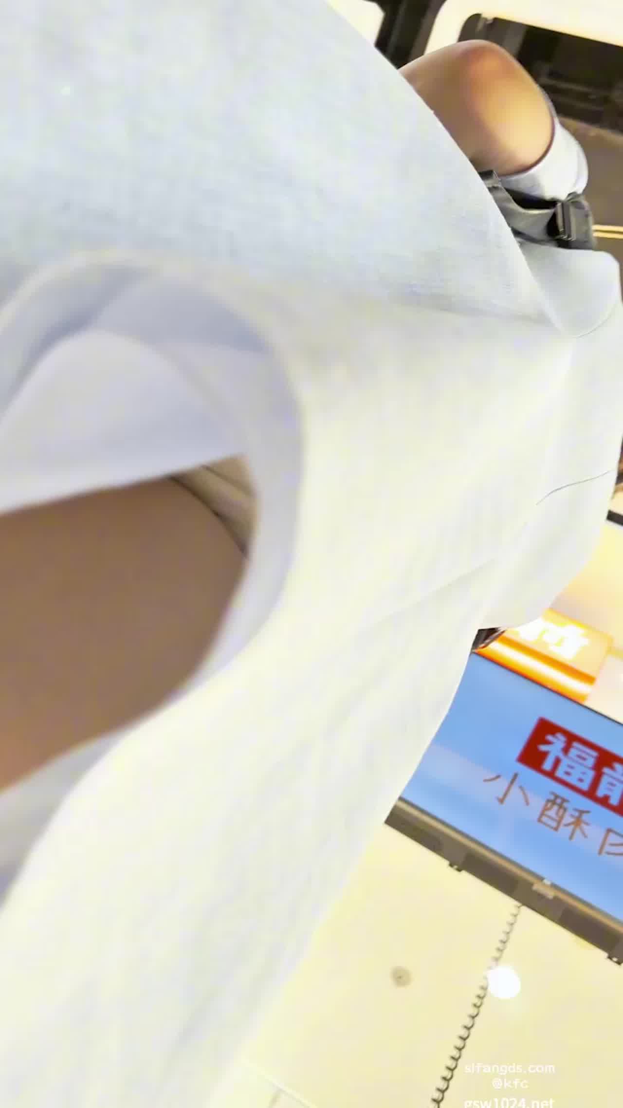  偷看裙底是我的一大乐趣 的剧照9