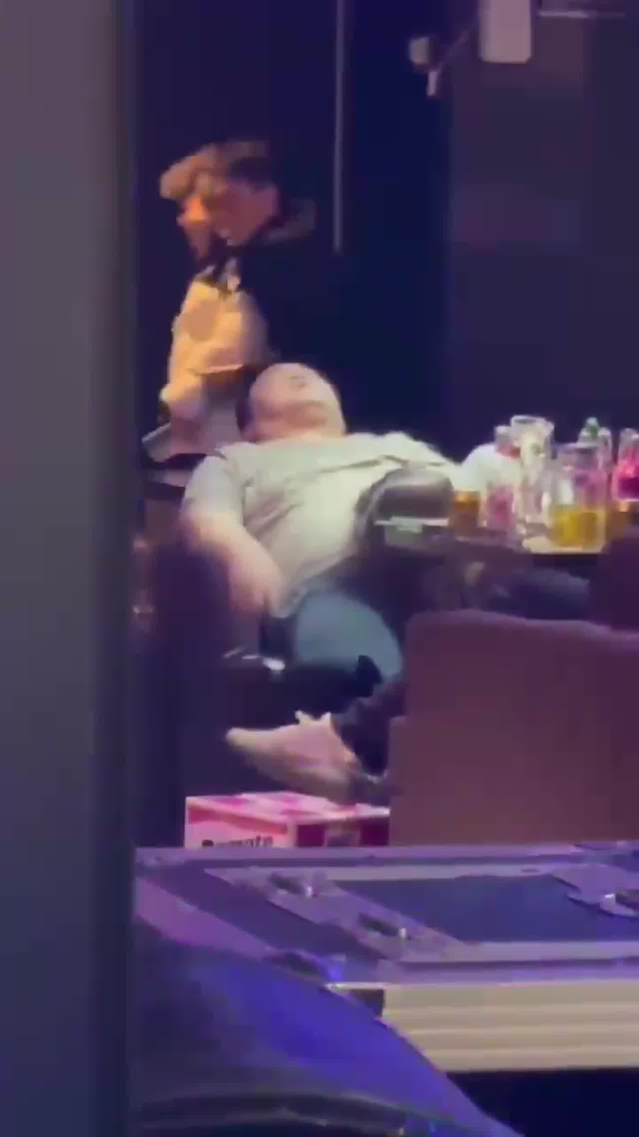  【吃瓜】当众口爆被查 的剧照4