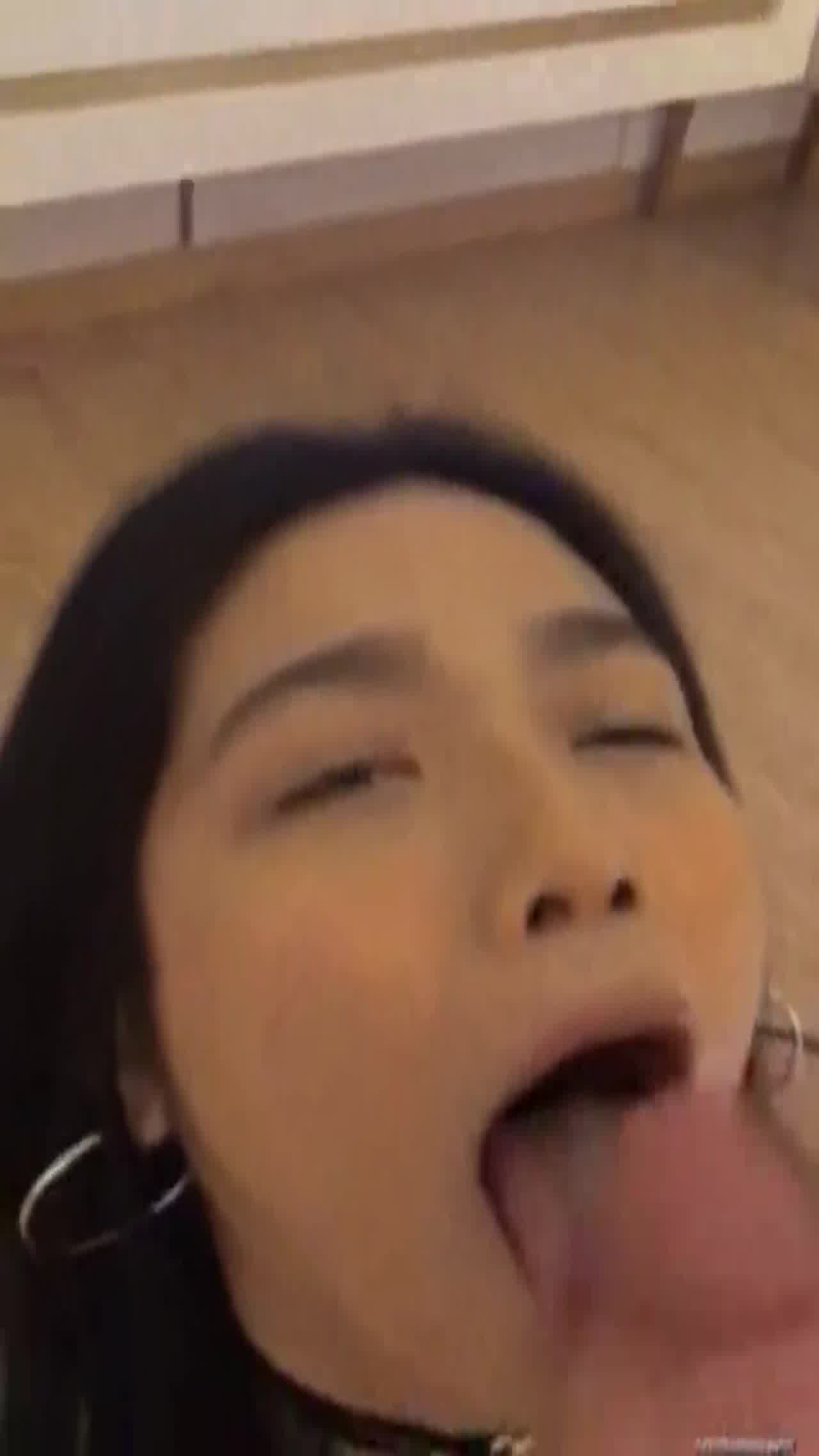  调教高颜质美女小母狗跪舔深喉鸡巴 的剧照2