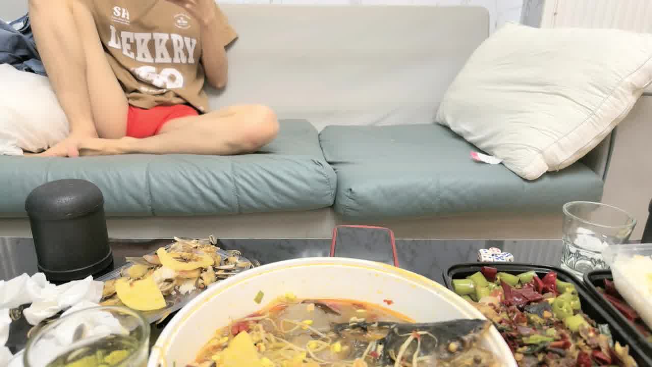  【这小身板来开坦克，真害怕把你干废了】别看身板小，活挺狠，这男的操过很多女的，非探花，都是勾搭，真实 的剧照10