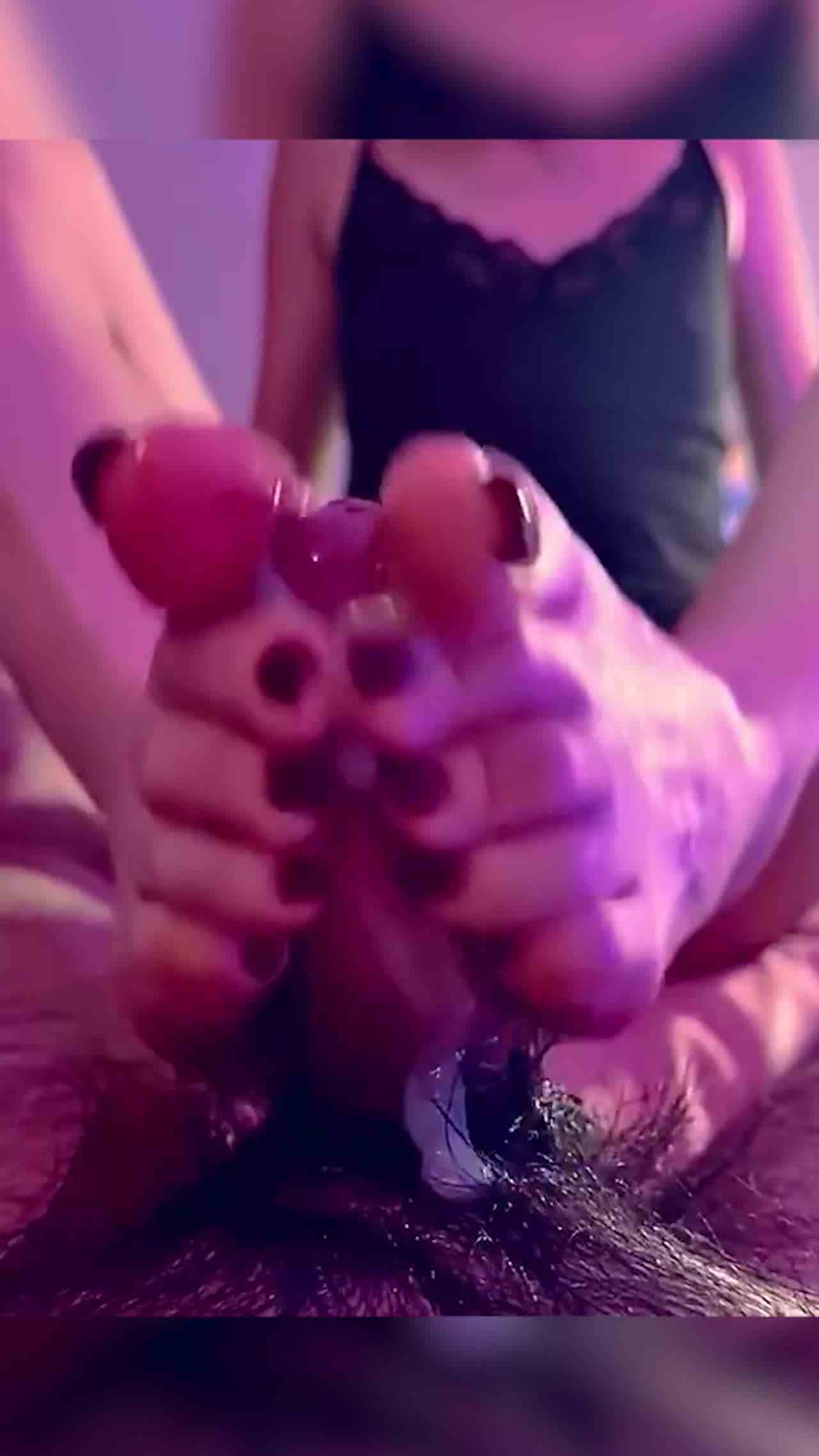  技师足交，这该死的骚红趾甲，粉红色的昏暗灯光，瞬间精虫上脑了！ 的剧照9