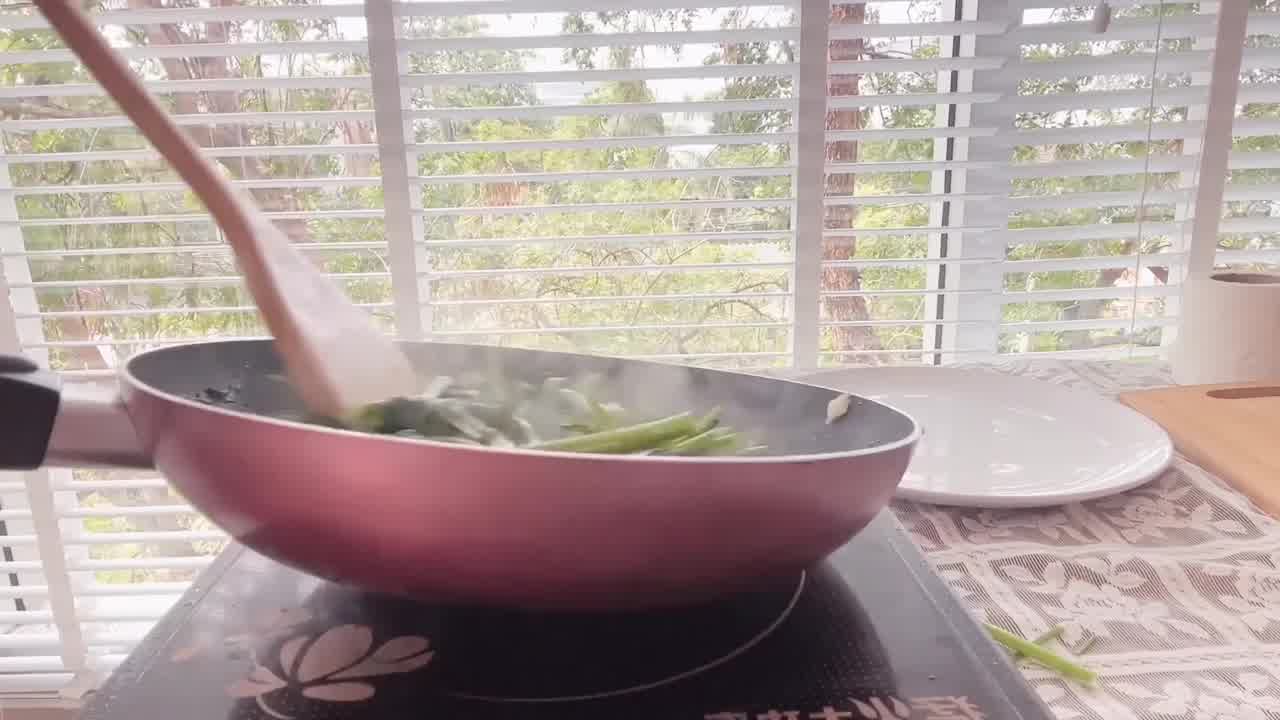  原创 三月樱花 家庭主妇婚后与老公的性福时光 的剧照5