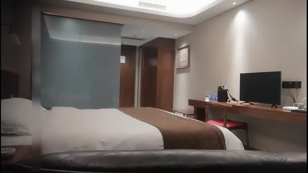  小妹进屋看见个脱光了的黑人差点吓尿了，连着吓跑五六个妹子，终于有个勇者大姐敢接‘他那个大鸡都捅到我胃 的剧照4