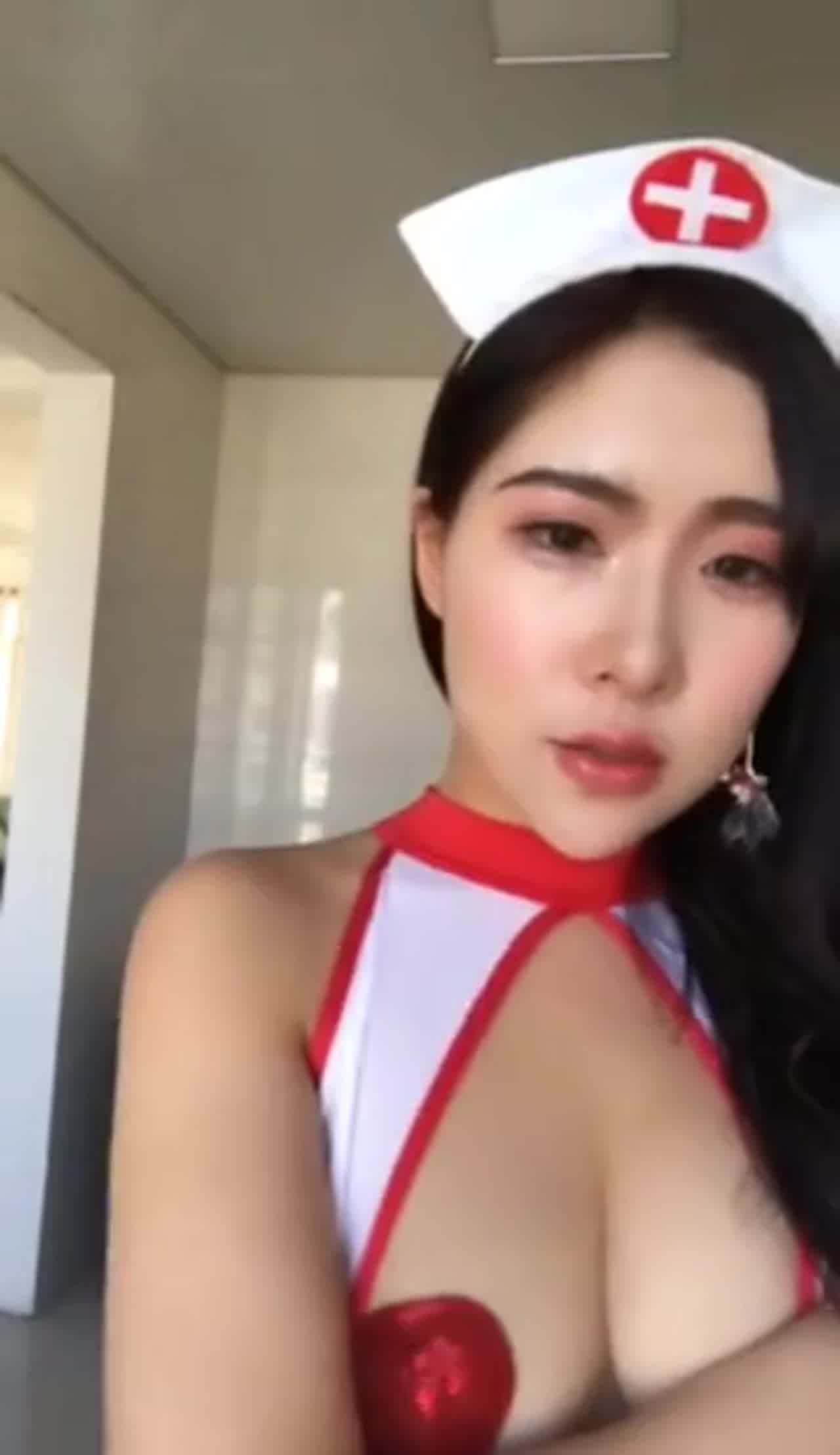  女神思瑞cos女护士，揉奶自摸 的剧照9