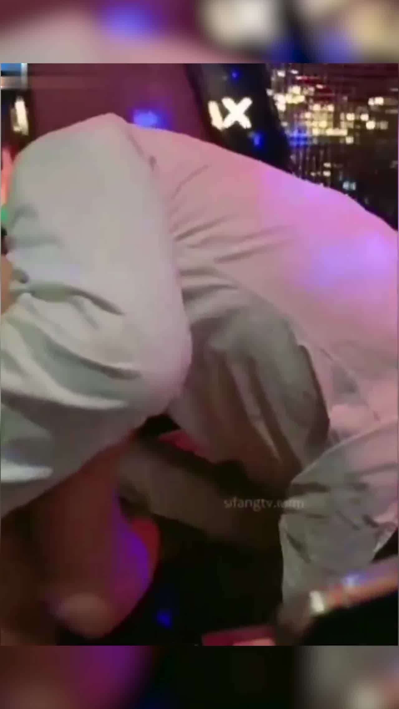  KTV骚女护理妹勾引服务生操骚穴 的剧照10