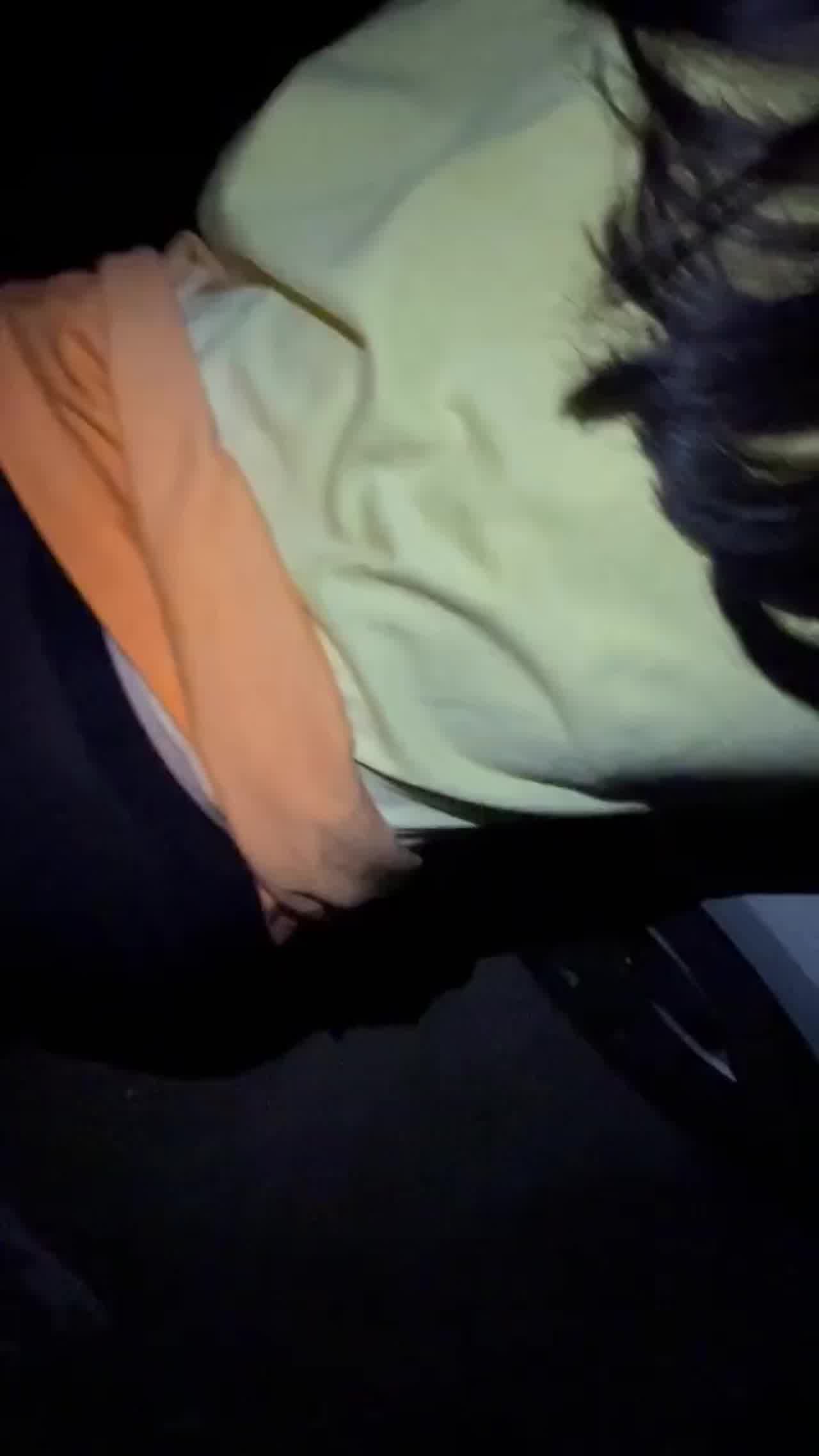  寻求刺激户外野炮啪啪 真不怕路人发现 的剧照5