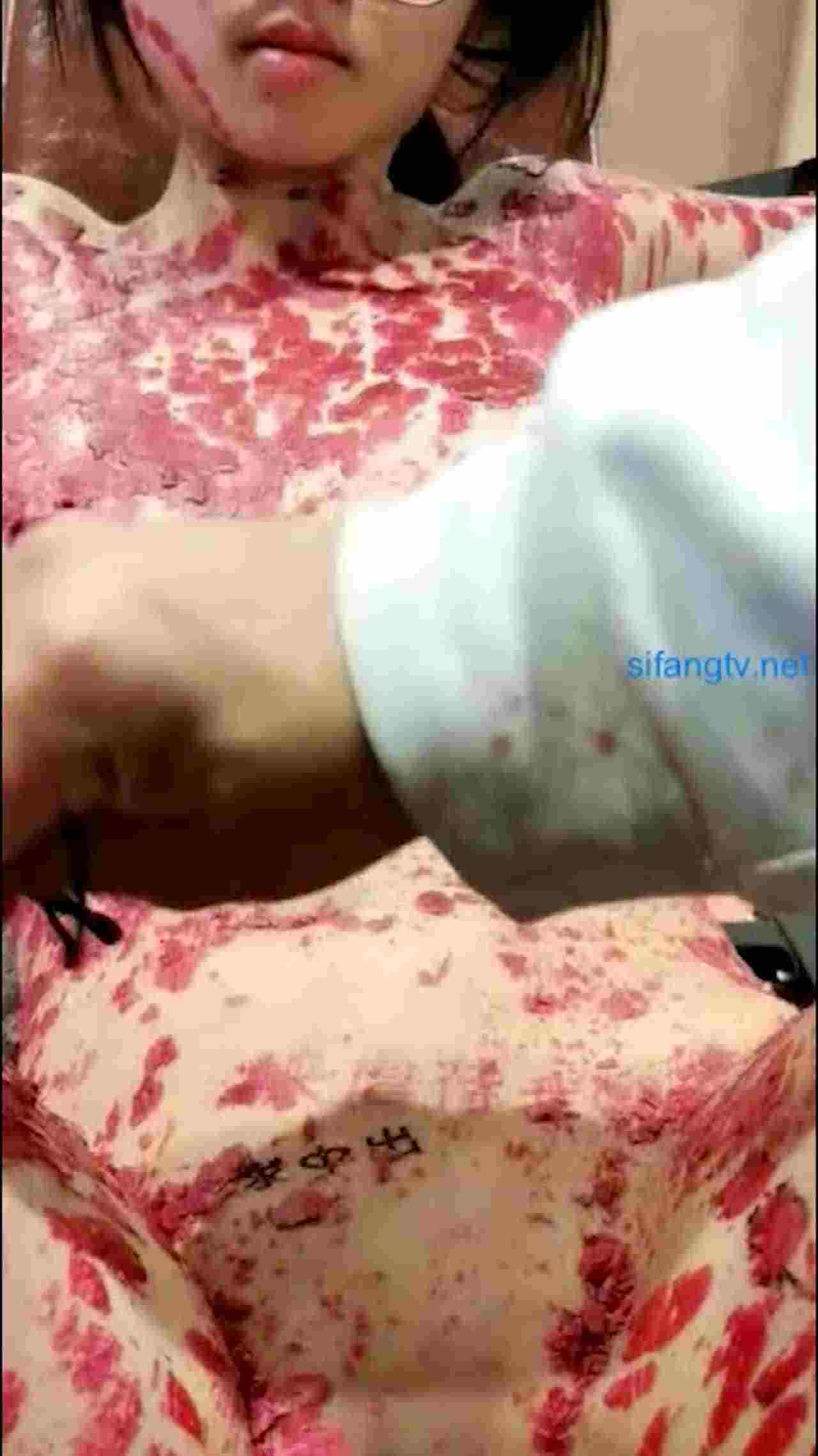  太刺激了滴蜡重口乖乖女看起来要哭出来 的剧照5