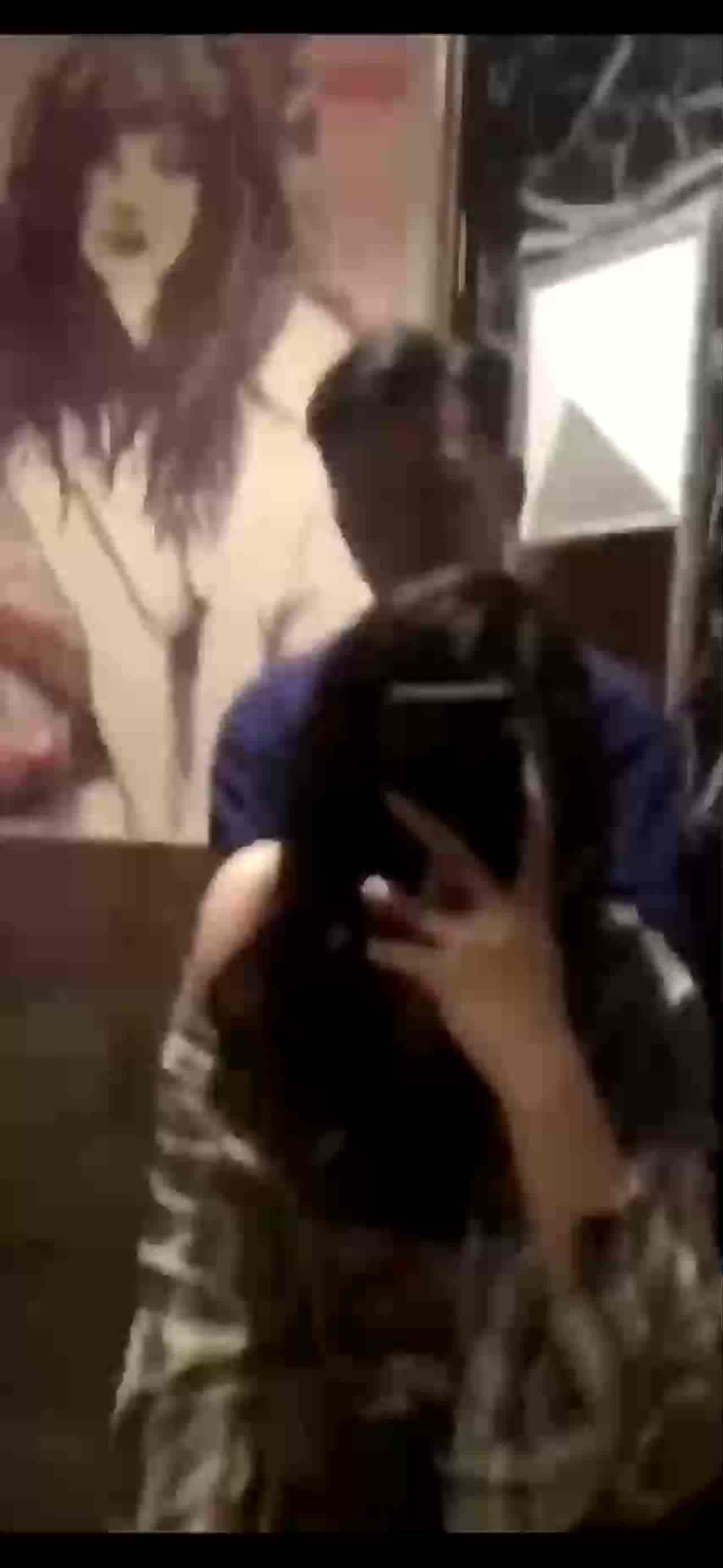  和男友厕所做爱自拍 的剧照5