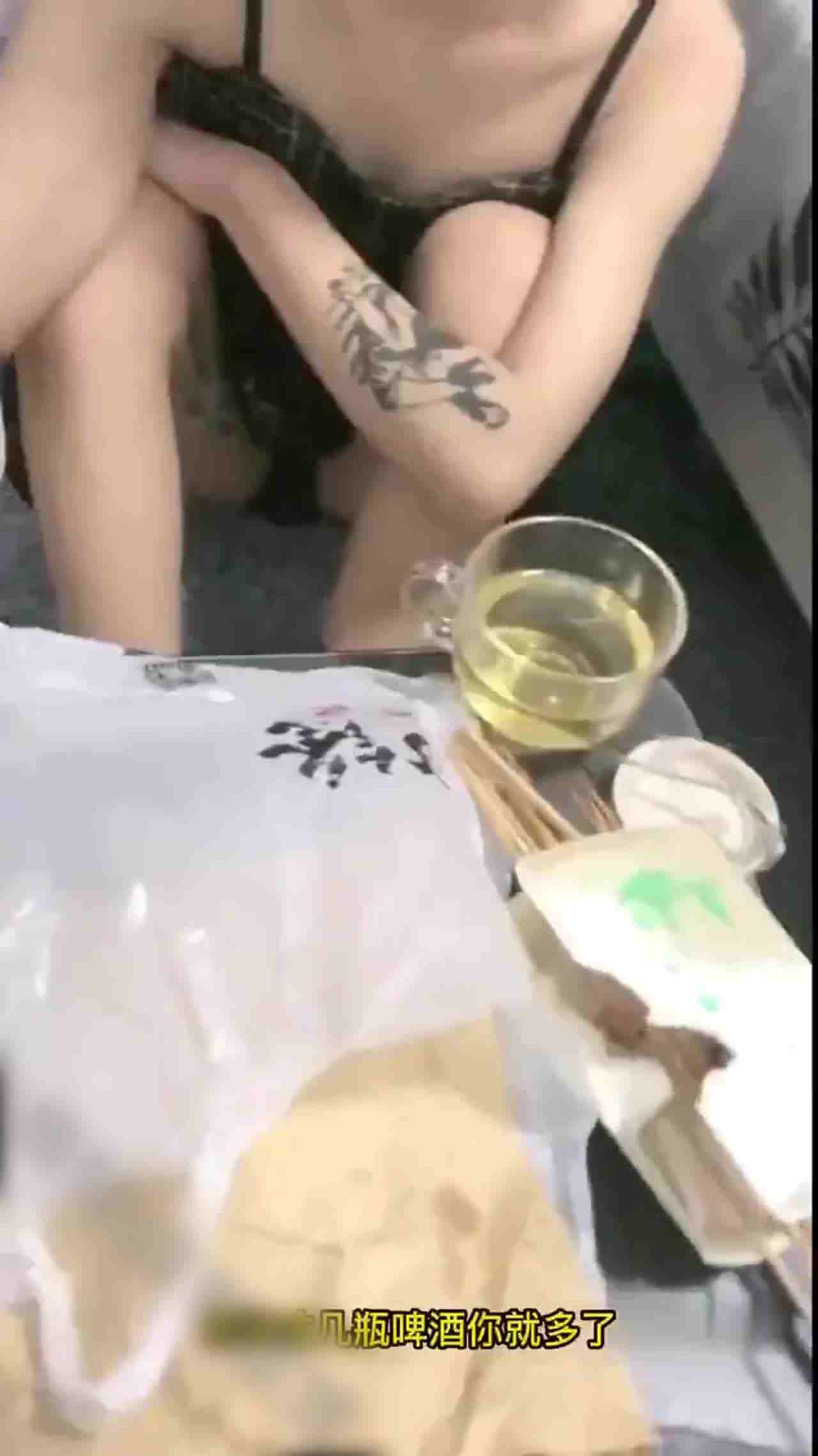  把短发妹子灌爆 趁机把女人骗上床 的剧照6