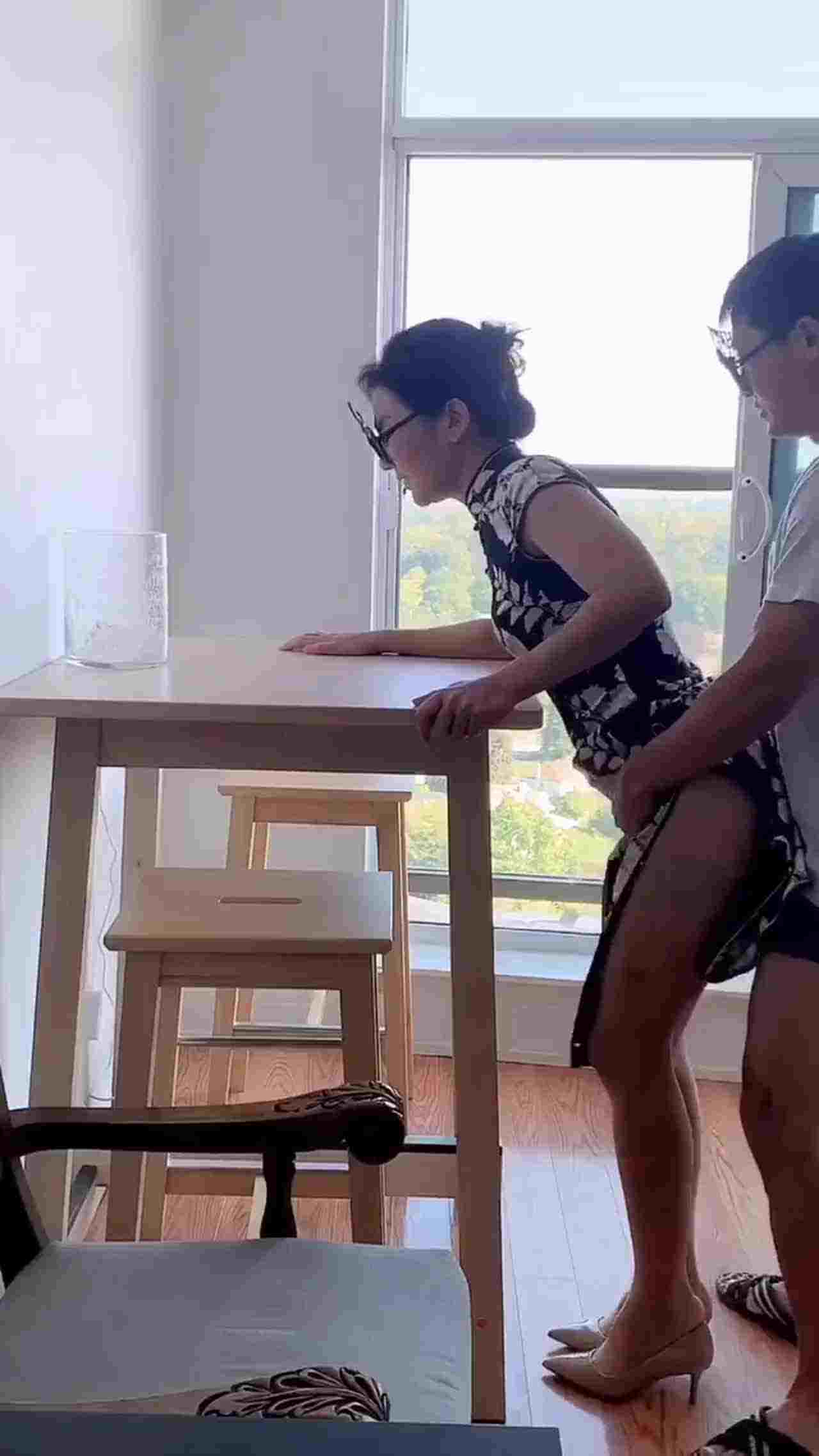  外企高管娇妻被下属爆操 的剧照7