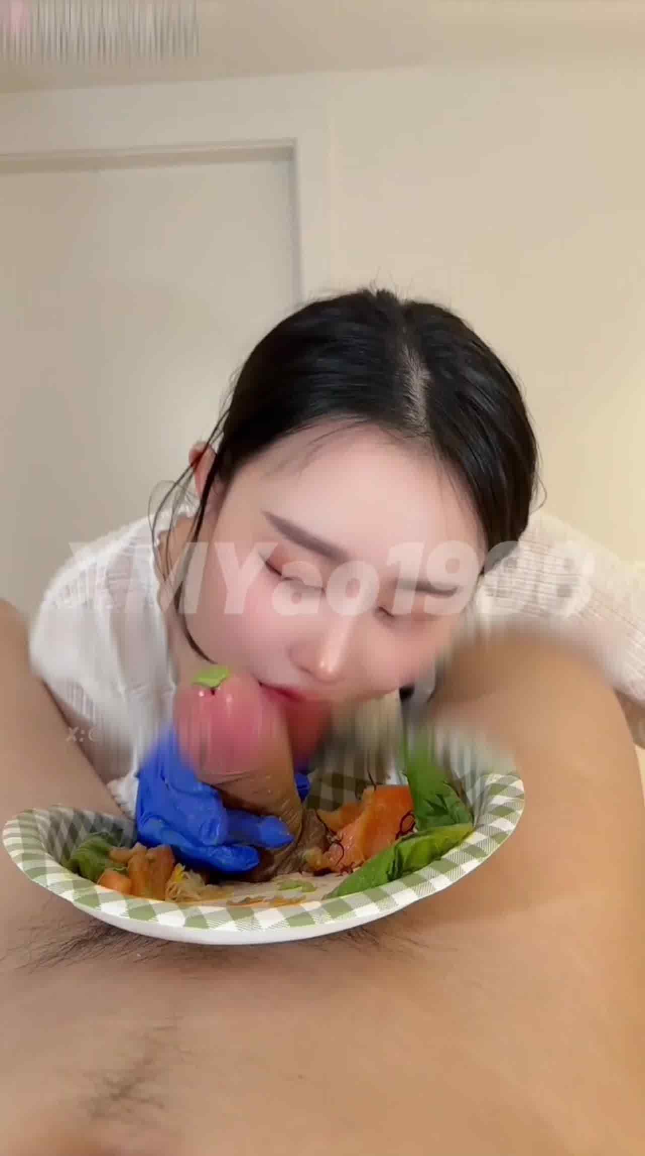  汐梦瑶 芥末鸡巴刺身＋精液寿司 把三文鱼均匀涂抹上芥末，左右各一片包裹着鸡巴 的剧照2