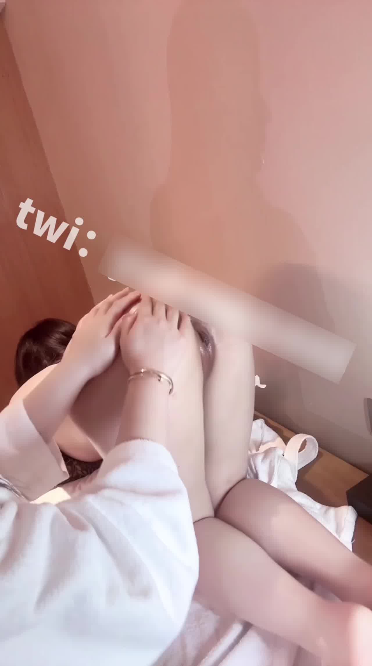  高价自购御姐女神-找闺蜜精油开背，没有男人只用让她用道具帮我爽，插的很不熟练，只知道用蛮力往里塞 的剧照8