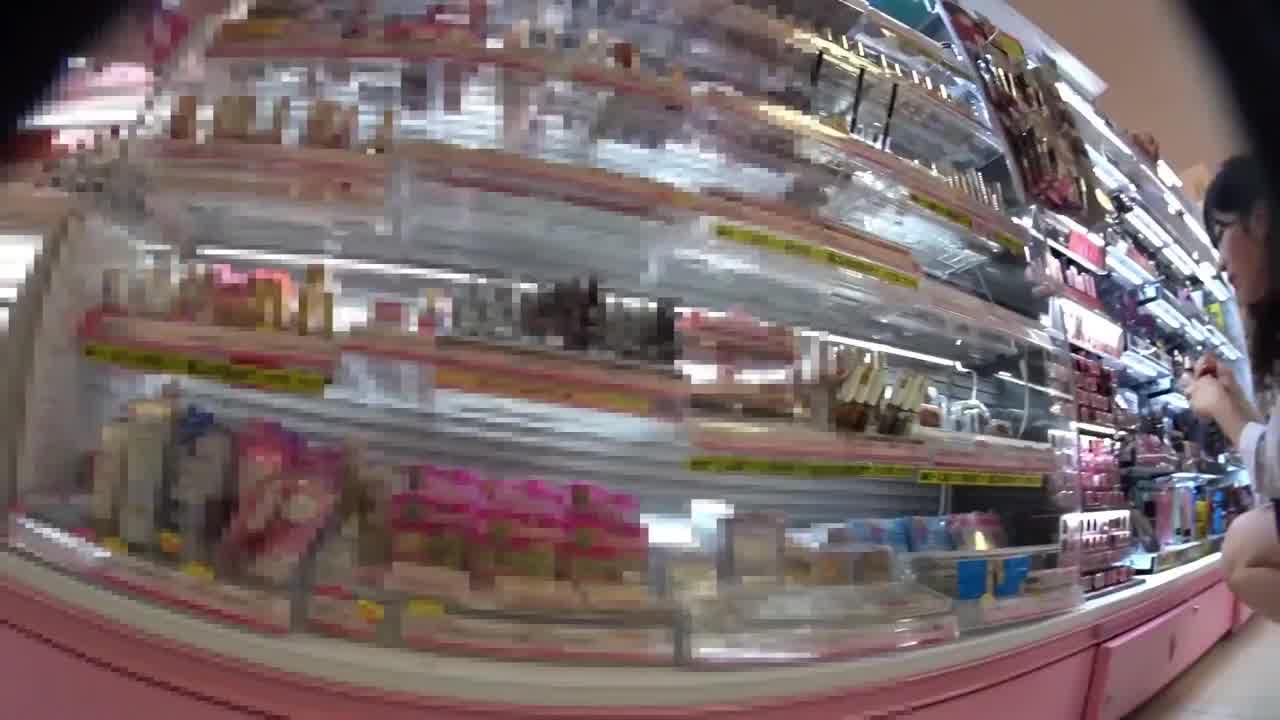  【偷拍裙底系列】神人偷拍05 的剧照10