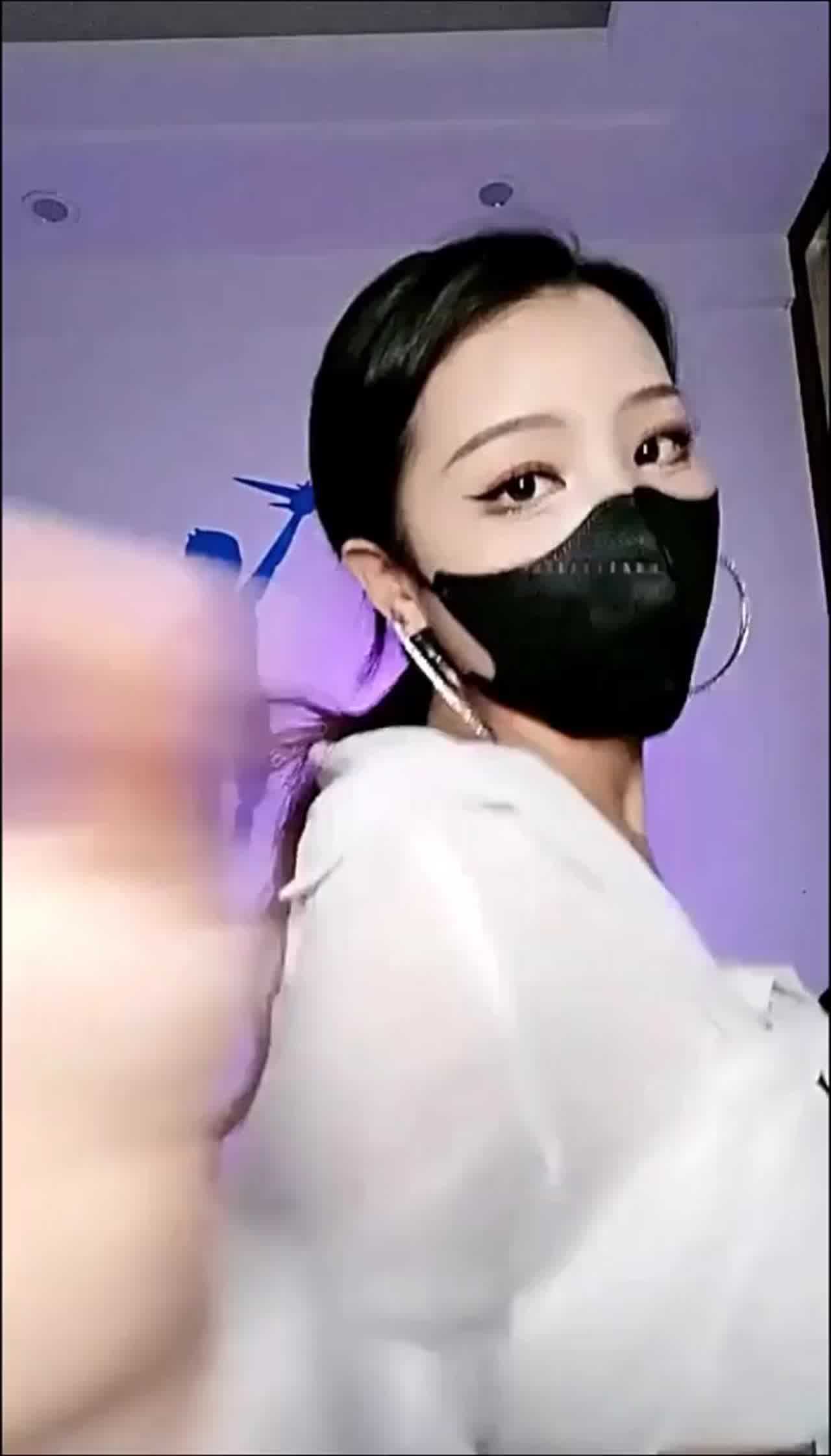  夜店风韩国大眼正妹艳舞魅惑 的剧照5