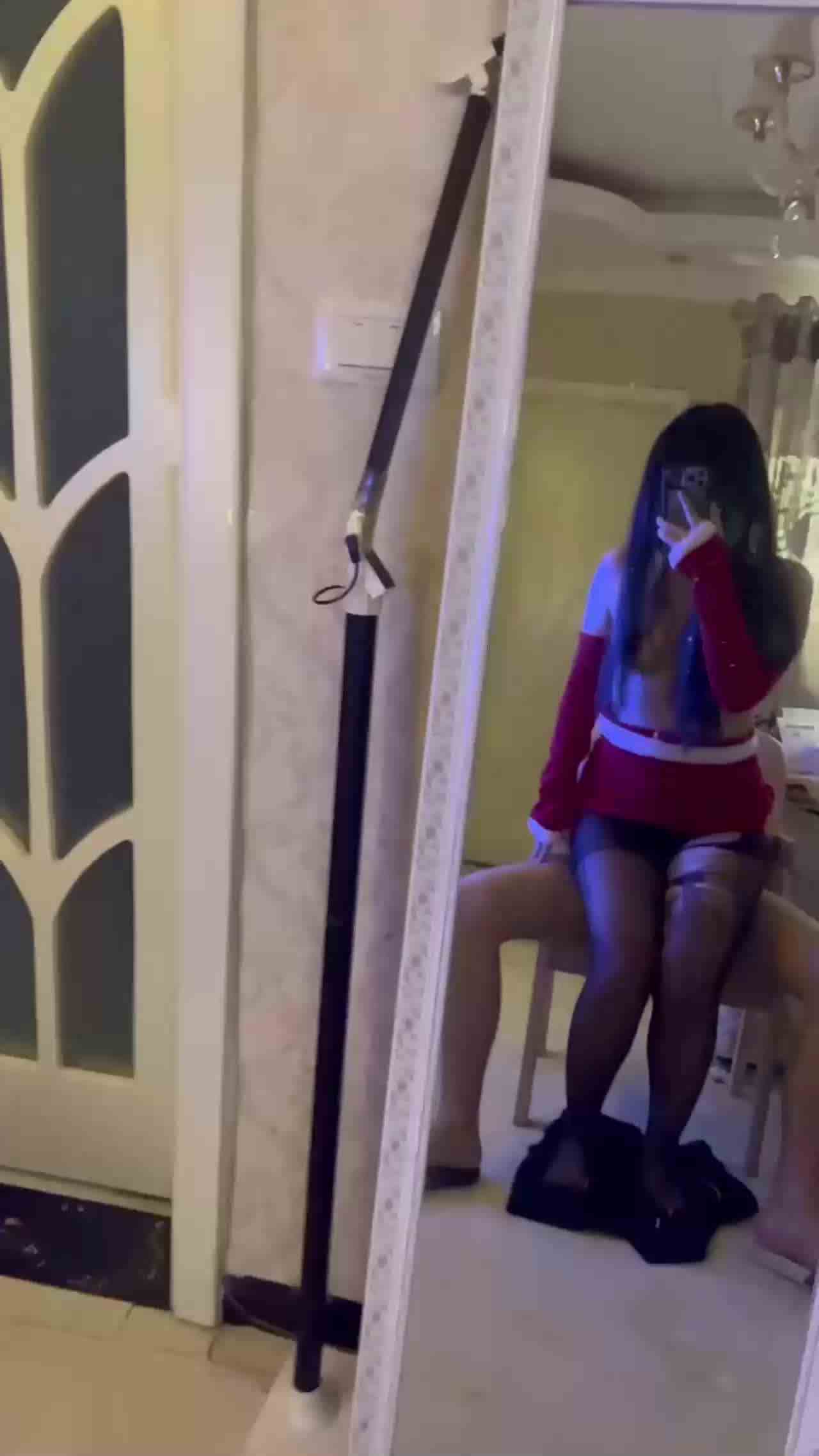  小情侣镜子面前女上位，叫声淫荡 的剧照9