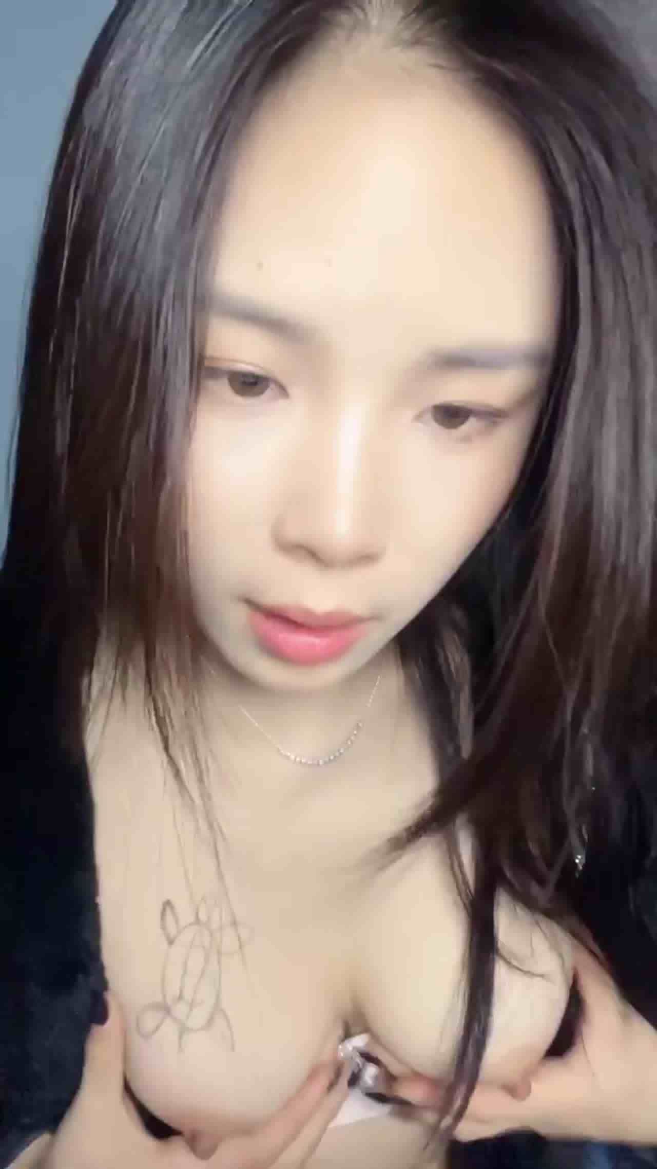  【被问怎么不找真鸡巴？什么鸡巴能在这种口活下坚持5分钟？】这是舔了多少根鸡巴才能练出来的口活 的剧照6