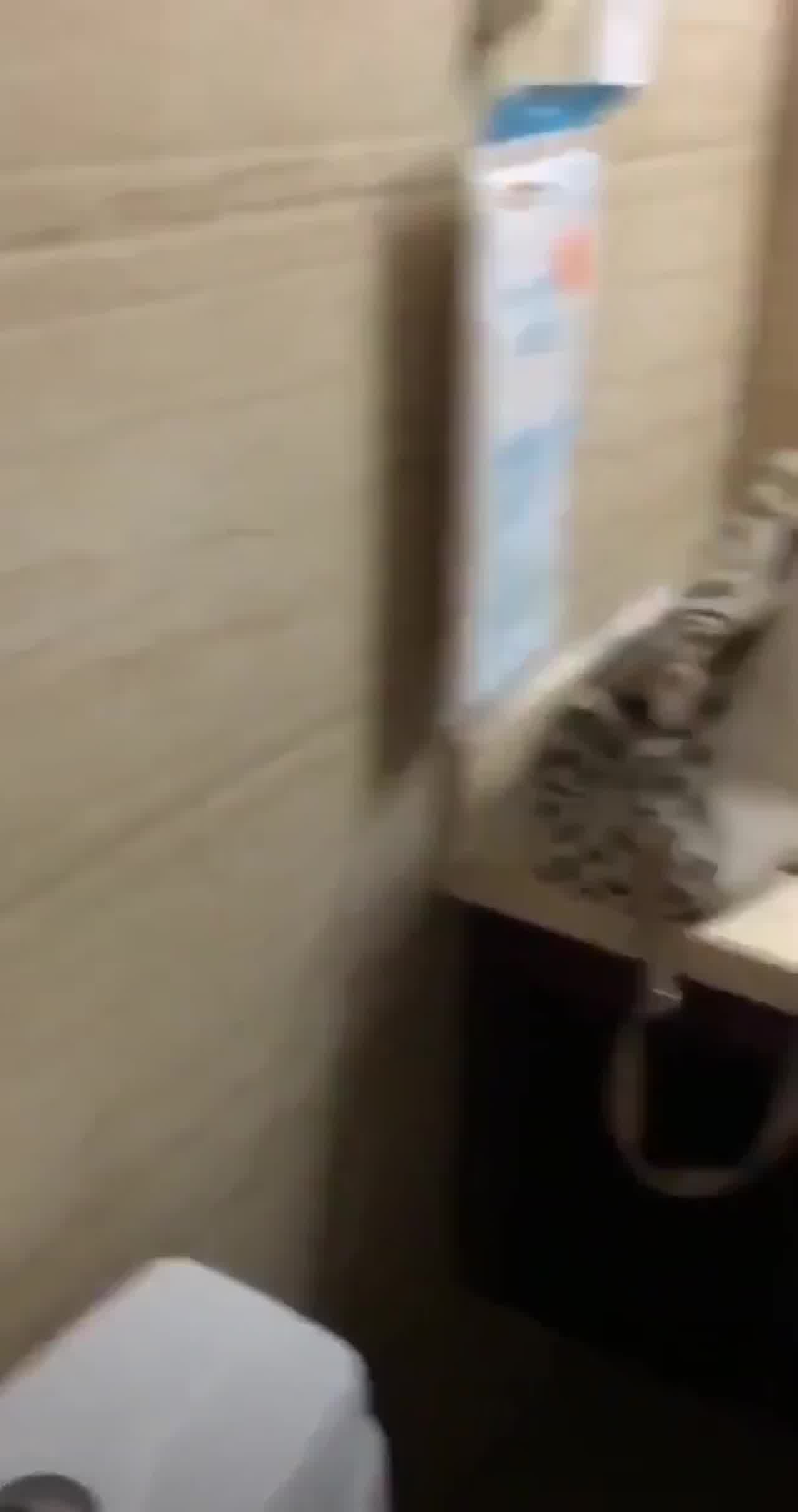  网曝门泄密 大眼嫩妹浴室激情性交 的剧照7