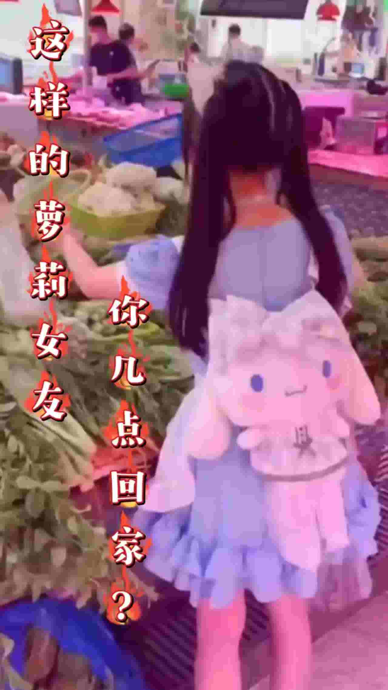  双马尾极品肥臀萝莉骑乘背入式挑战你! 的剧照2