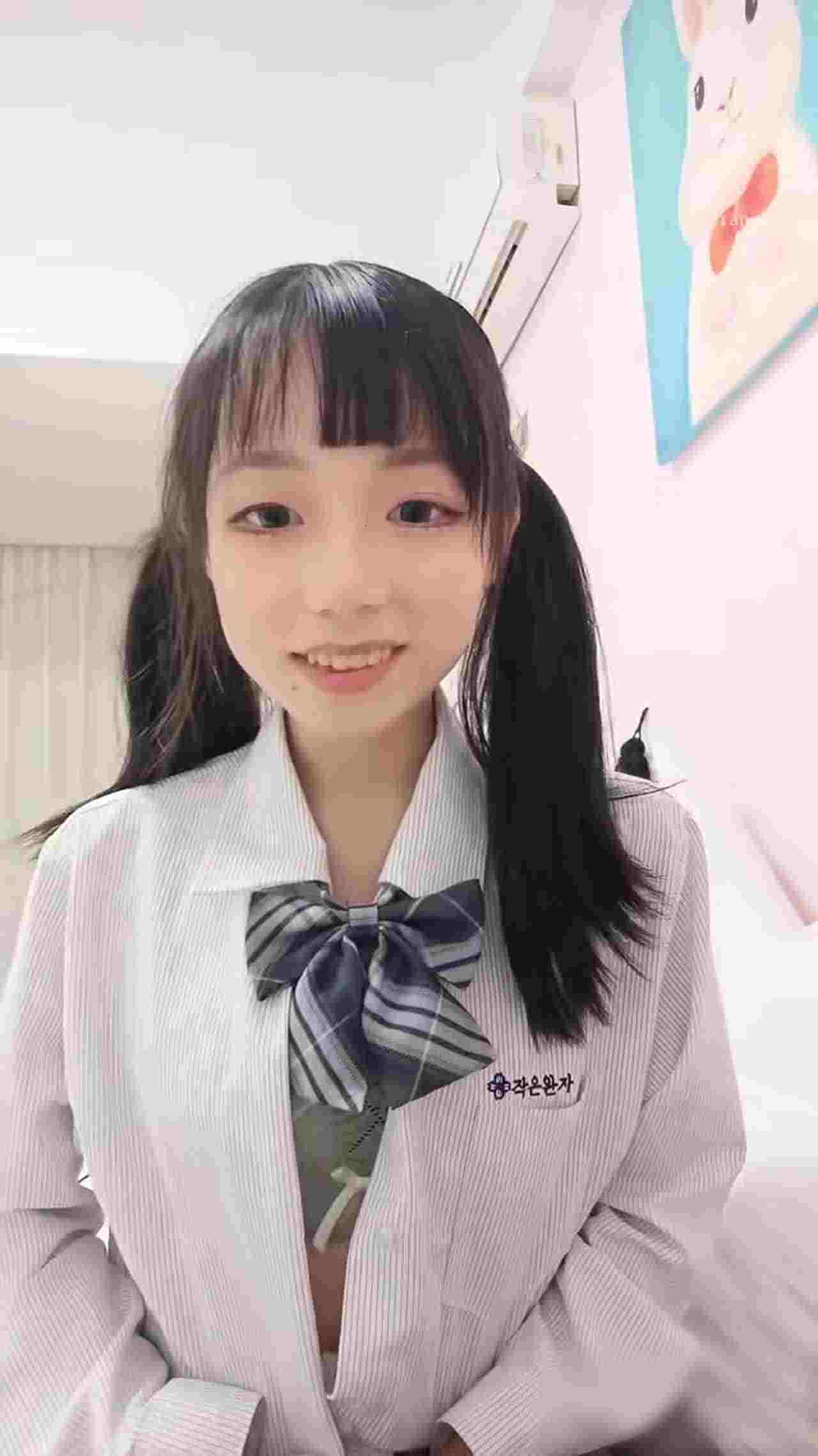  可爱双马尾主播反差感音嗓穿着学生制服自慰 的剧照8