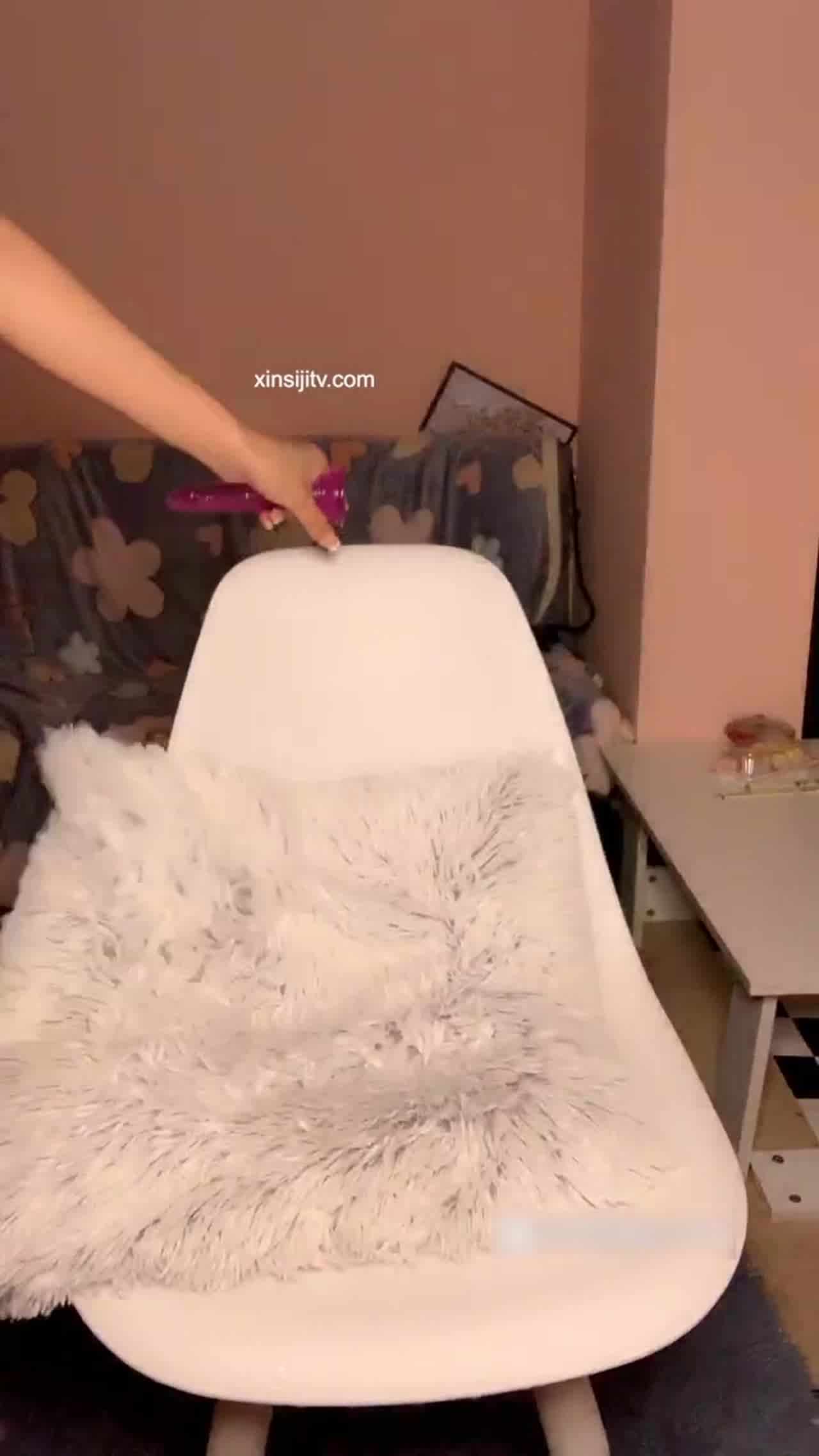  气质短发女 道具插到小便失禁 的剧照8