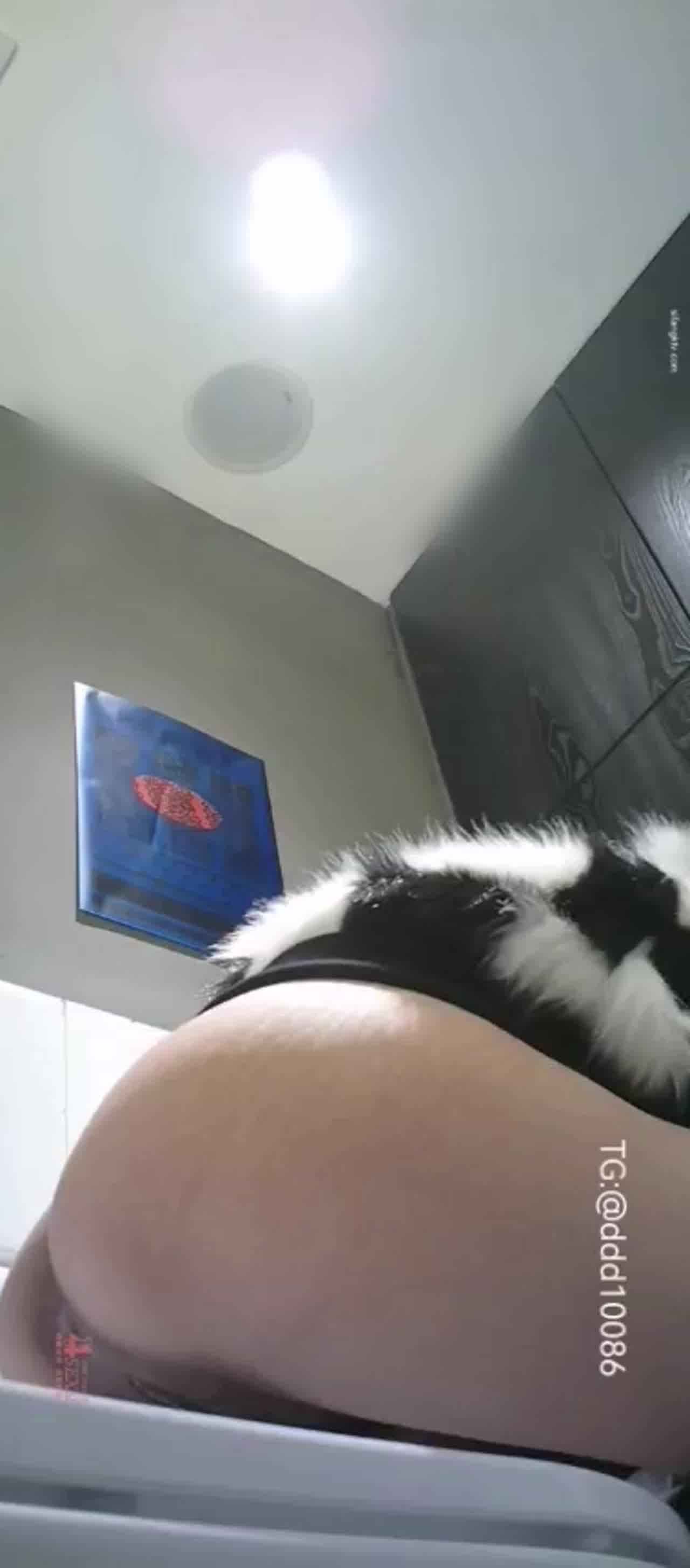  高颜质美女上厕所被针孔偷拍 的剧照3