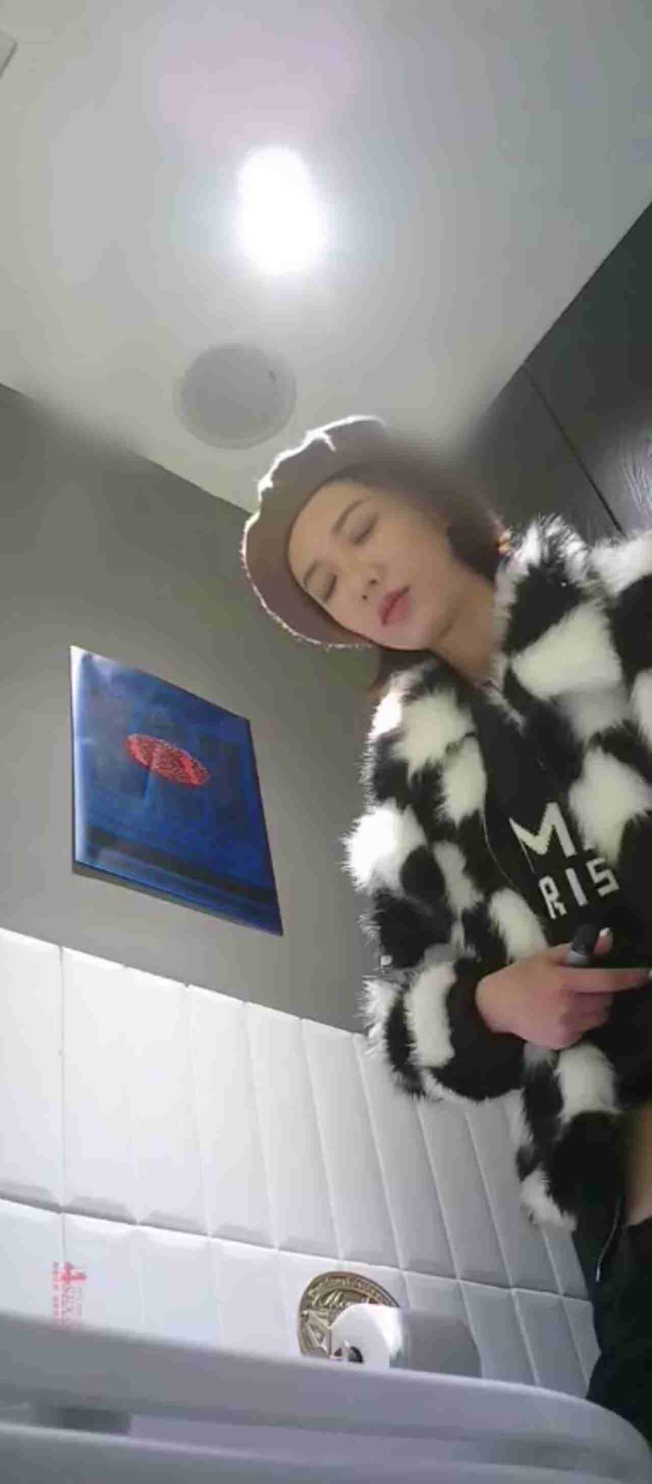  高颜质美女上厕所被针孔偷拍 的剧照10