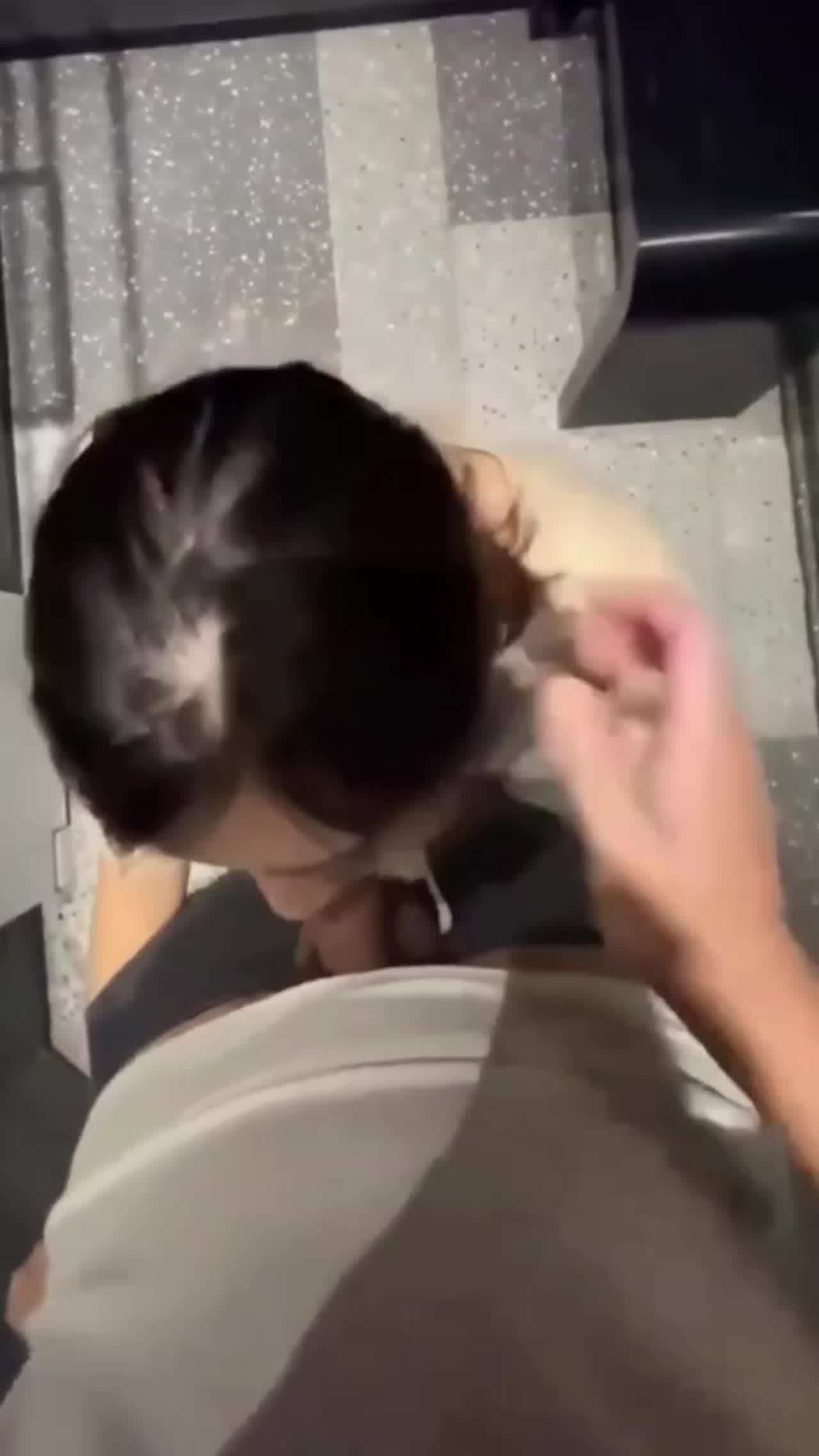  嫂子太骚了，忍不住爆操嫂子，只能对不起大哥了 的剧照10