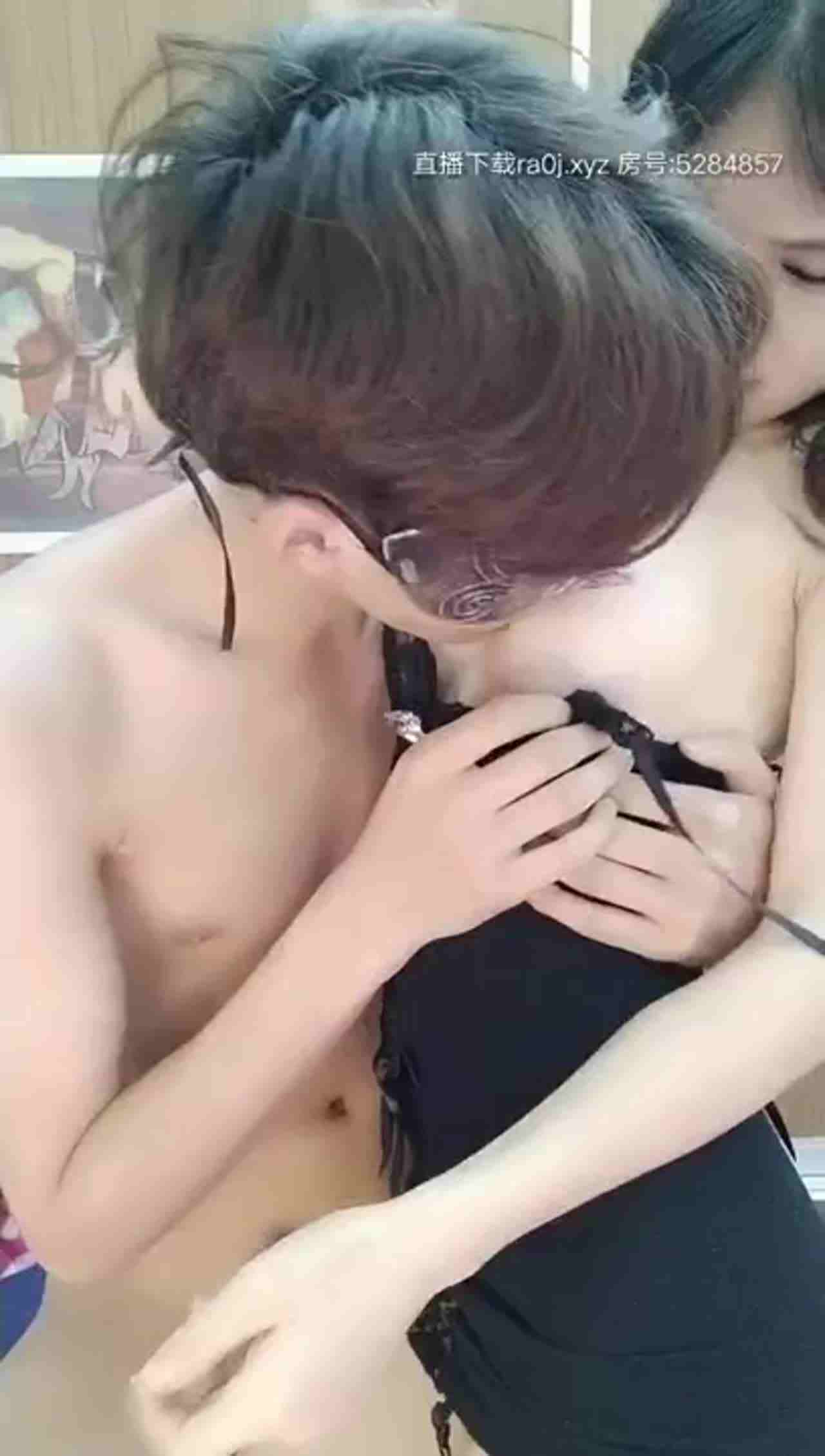  软萌小仙女直播跟小帅哥啪啪 的剧照6