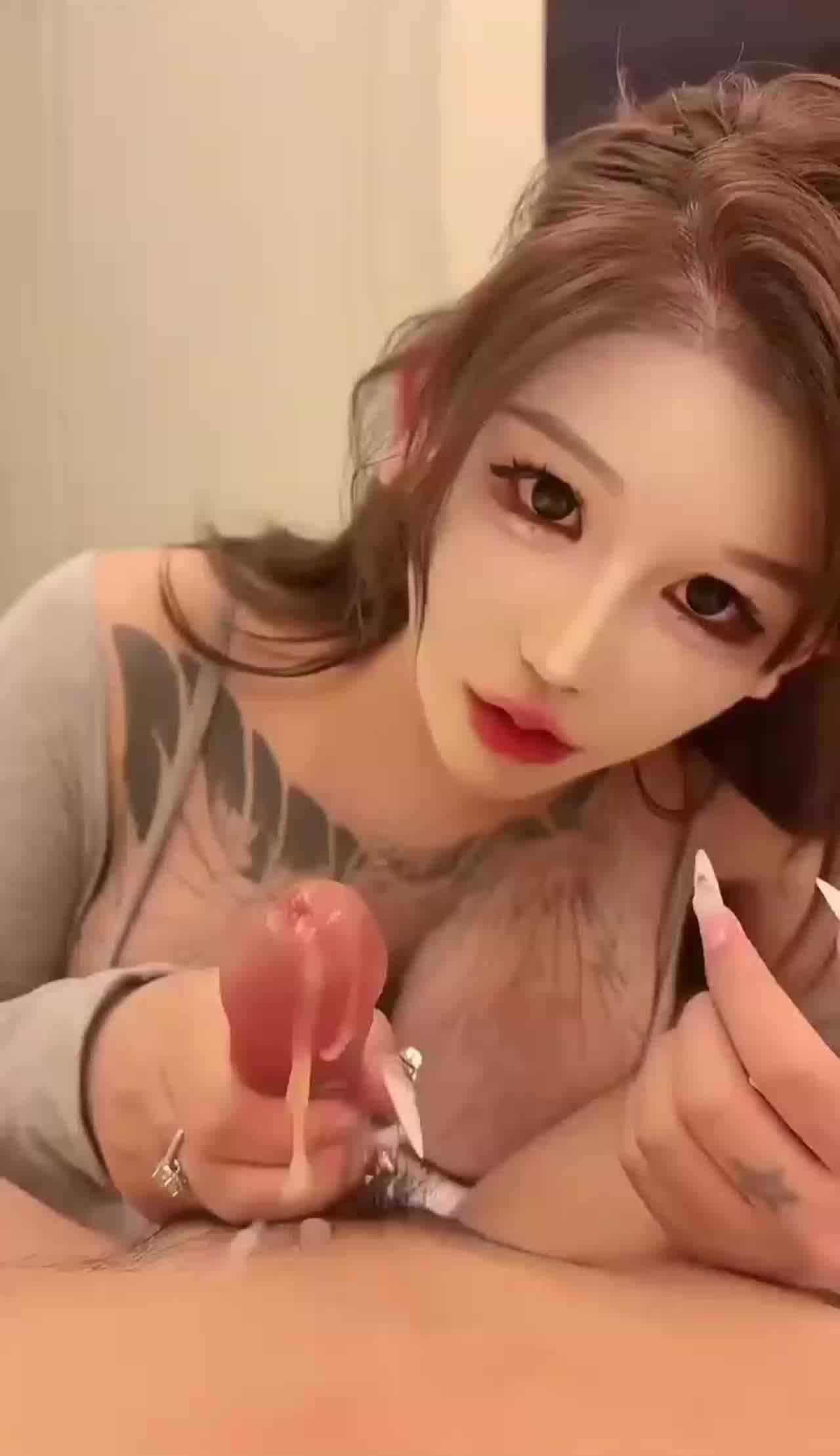  全身高科技，那就射嘴吧 的剧照1