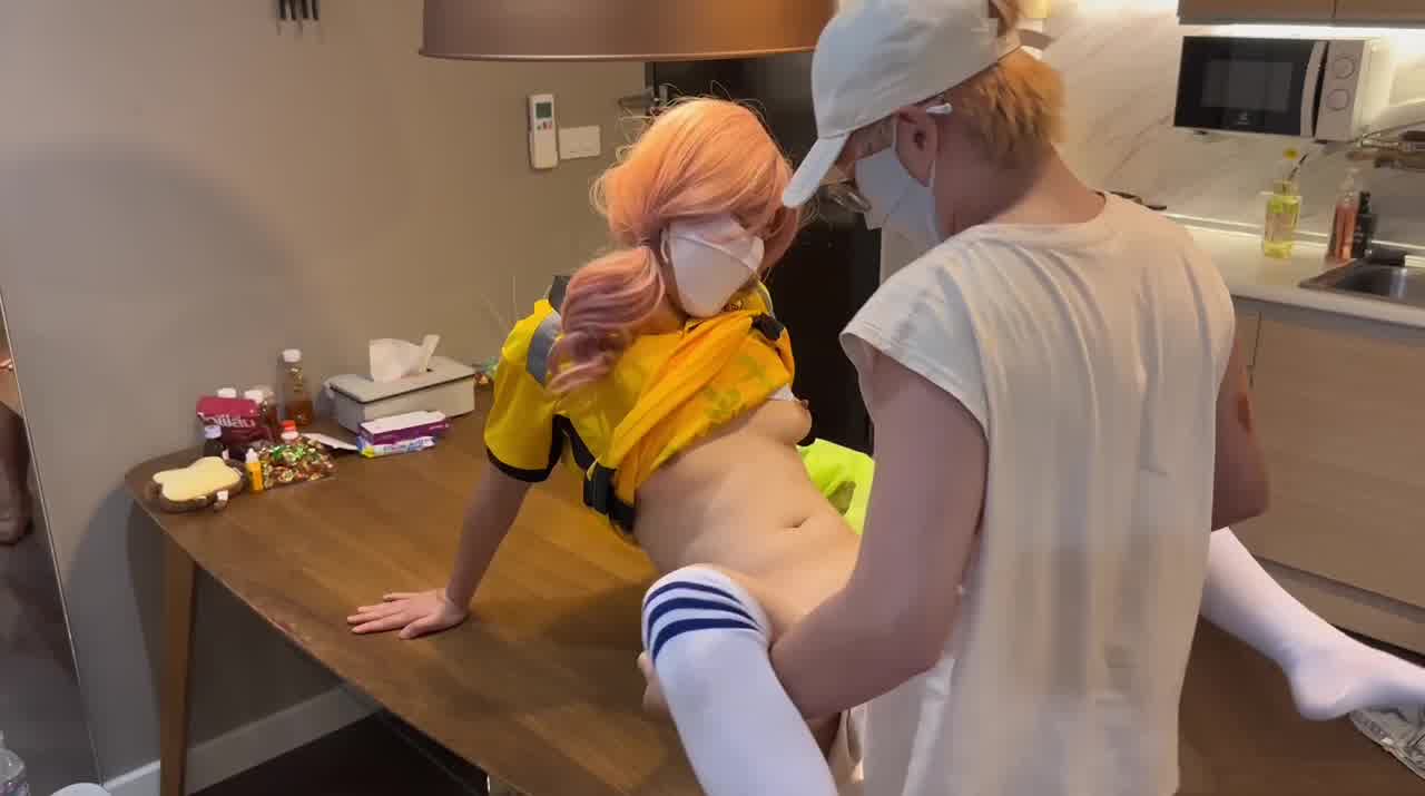  原创 樱花小猫 女大学生勤工俭学送外卖，不小心打翻客人的东西被威胁肉偿 的剧照8